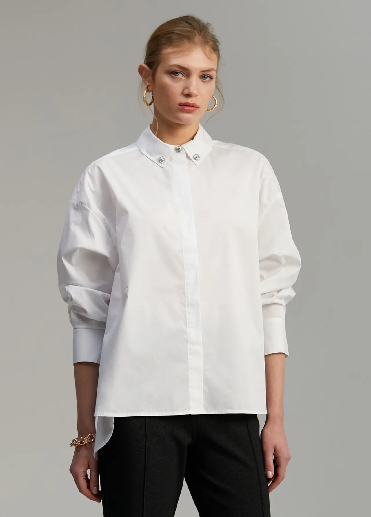 camisa_detalle_joya_6.webp Lola Casademunt Camisas Y Blusas<Camisa detalle joya BLANCO