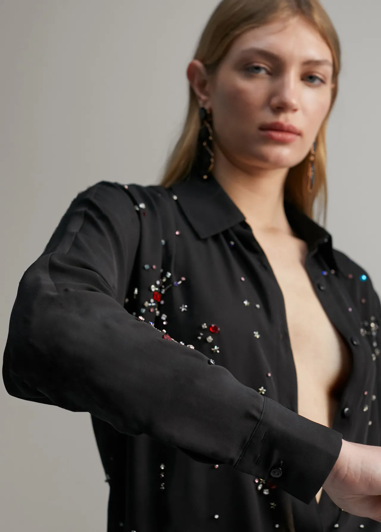 camisa_detalle_joyas_2-1.webp Lola Casademunt Camisas Y Blusas<Camisa detalle joyas NEGRO