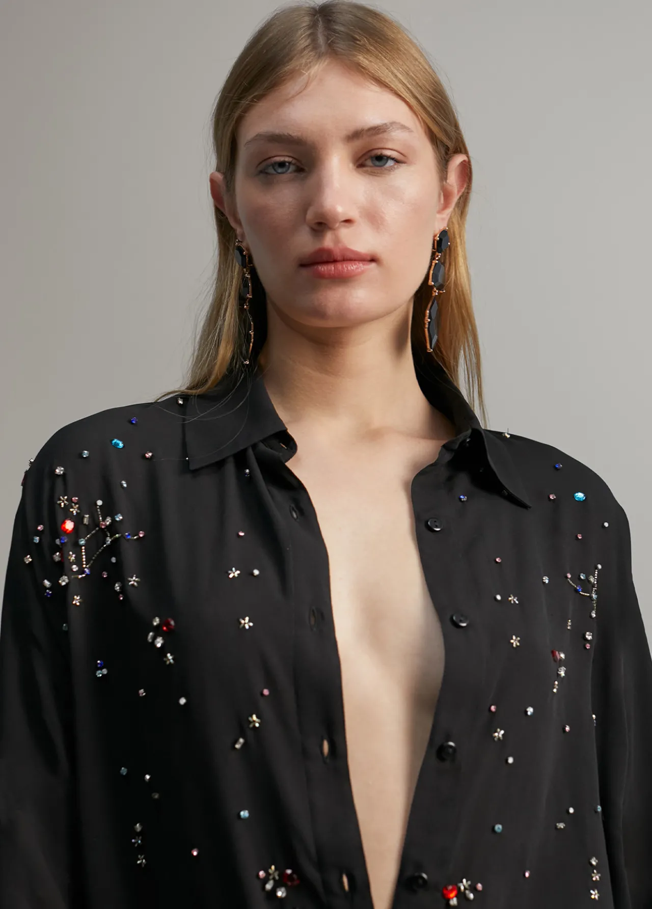 camisa_detalle_joyas_3-1.webp Lola Casademunt Camisas Y Blusas<Camisa detalle joyas NEGRO