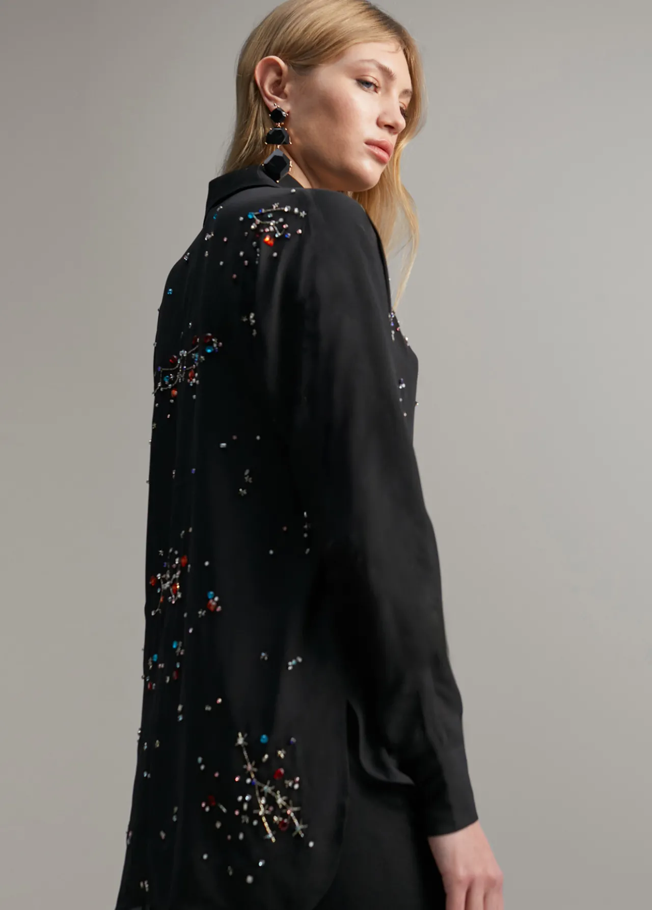 camisa_detalle_joyas_4-1.webp Lola Casademunt Camisas Y Blusas<Camisa detalle joyas NEGRO