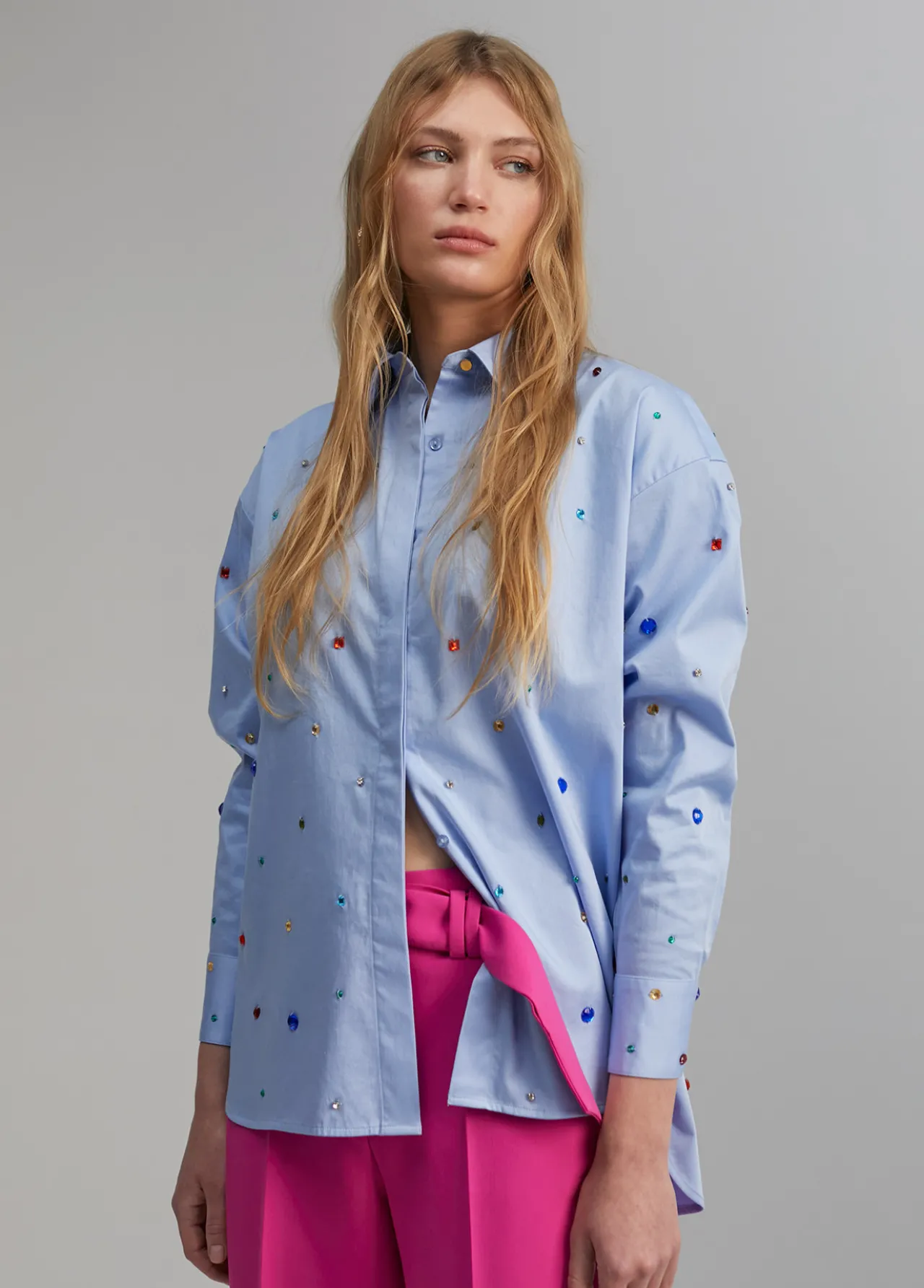 camisa_detalle_joyas_5.webp Lola Casademunt Camisas Y Blusas<Camisa detalle joyas CELESTE