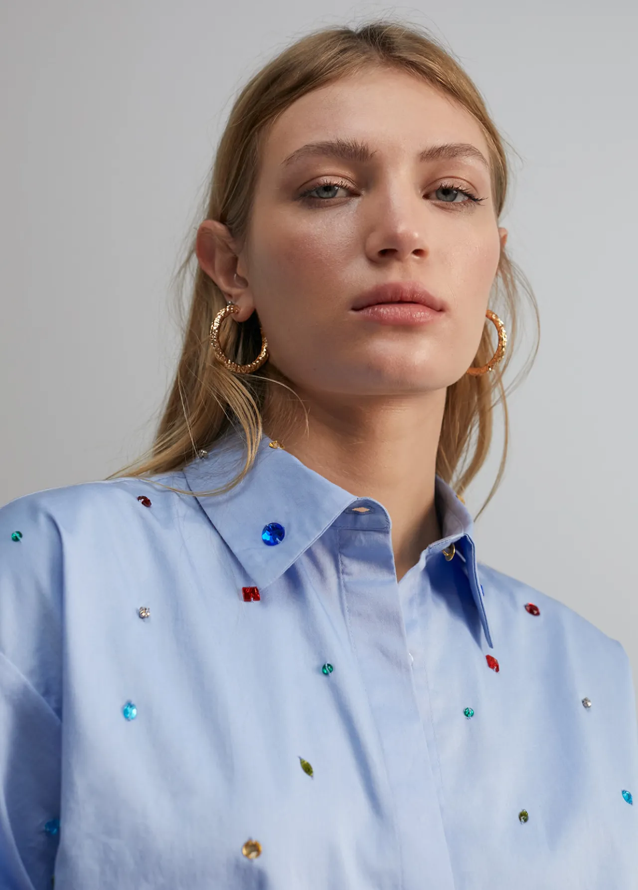 camisa_detalle_joyas_6.webp Lola Casademunt Camisas Y Blusas<Camisa detalle joyas CELESTE