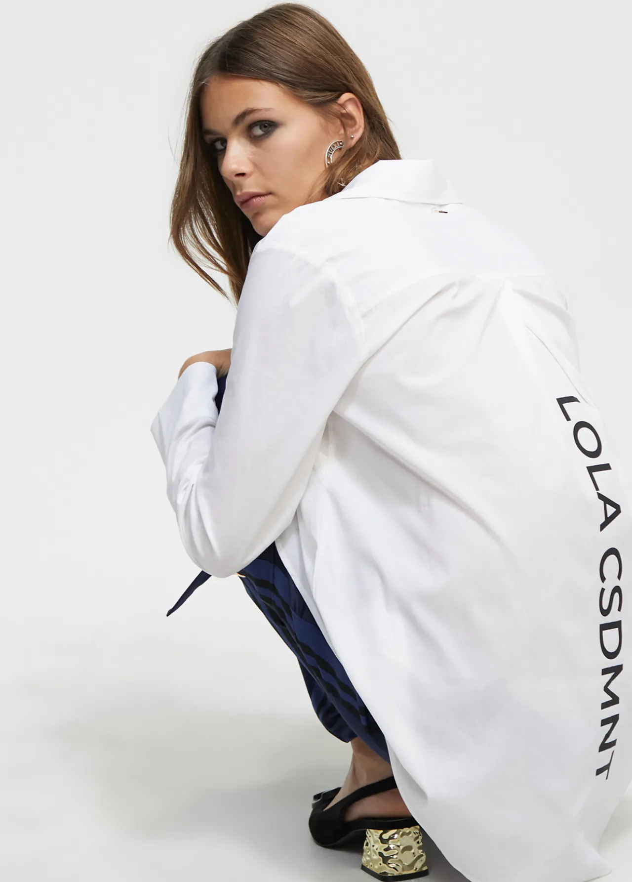 camisa_detalle_logo_2.webp Lola Casademunt Camisas Y Blusas<Camisa detalle logo BLANCO