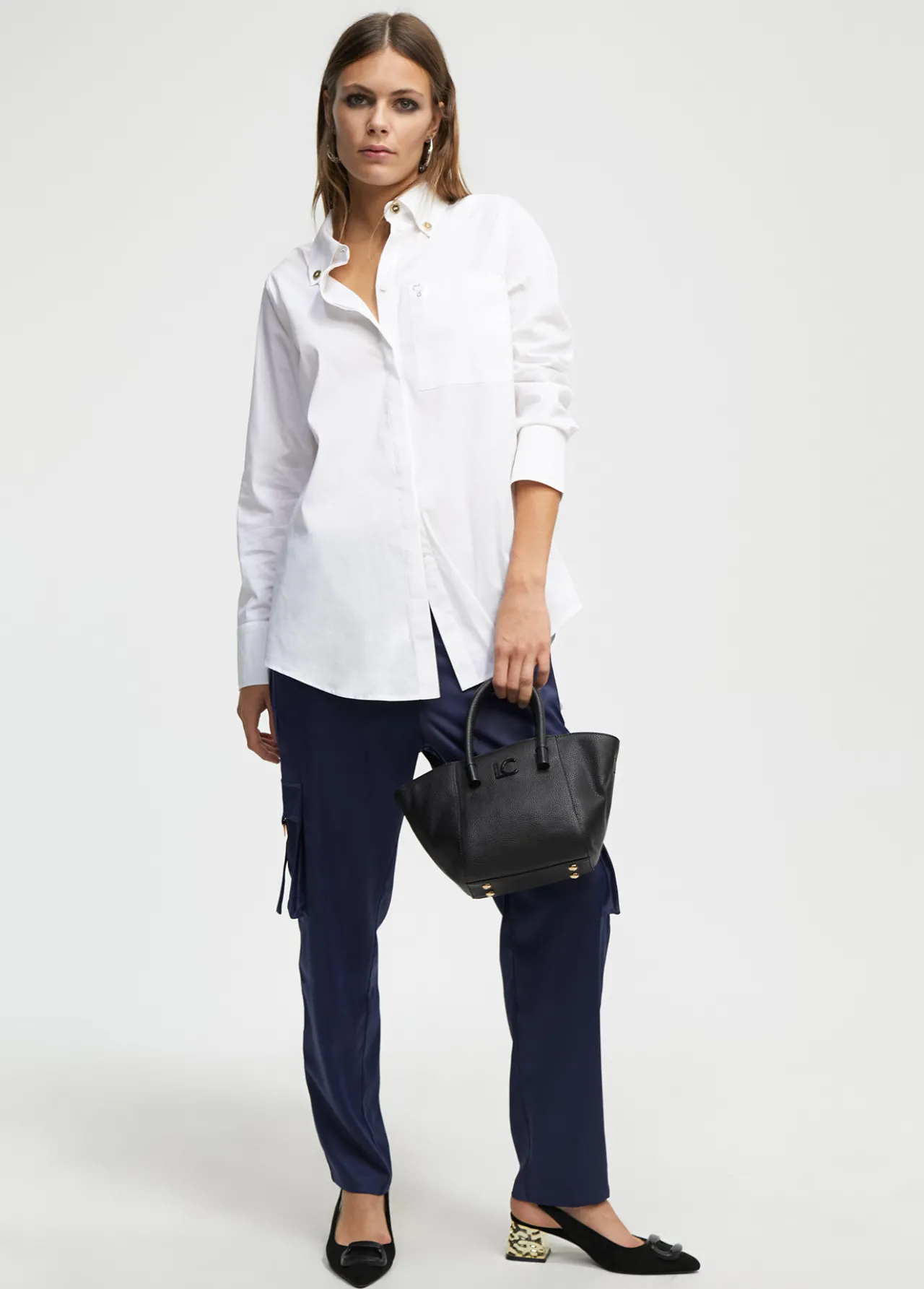 camisa_detalle_logo_3.webp Lola Casademunt Camisas Y Blusas<Camisa detalle logo BLANCO