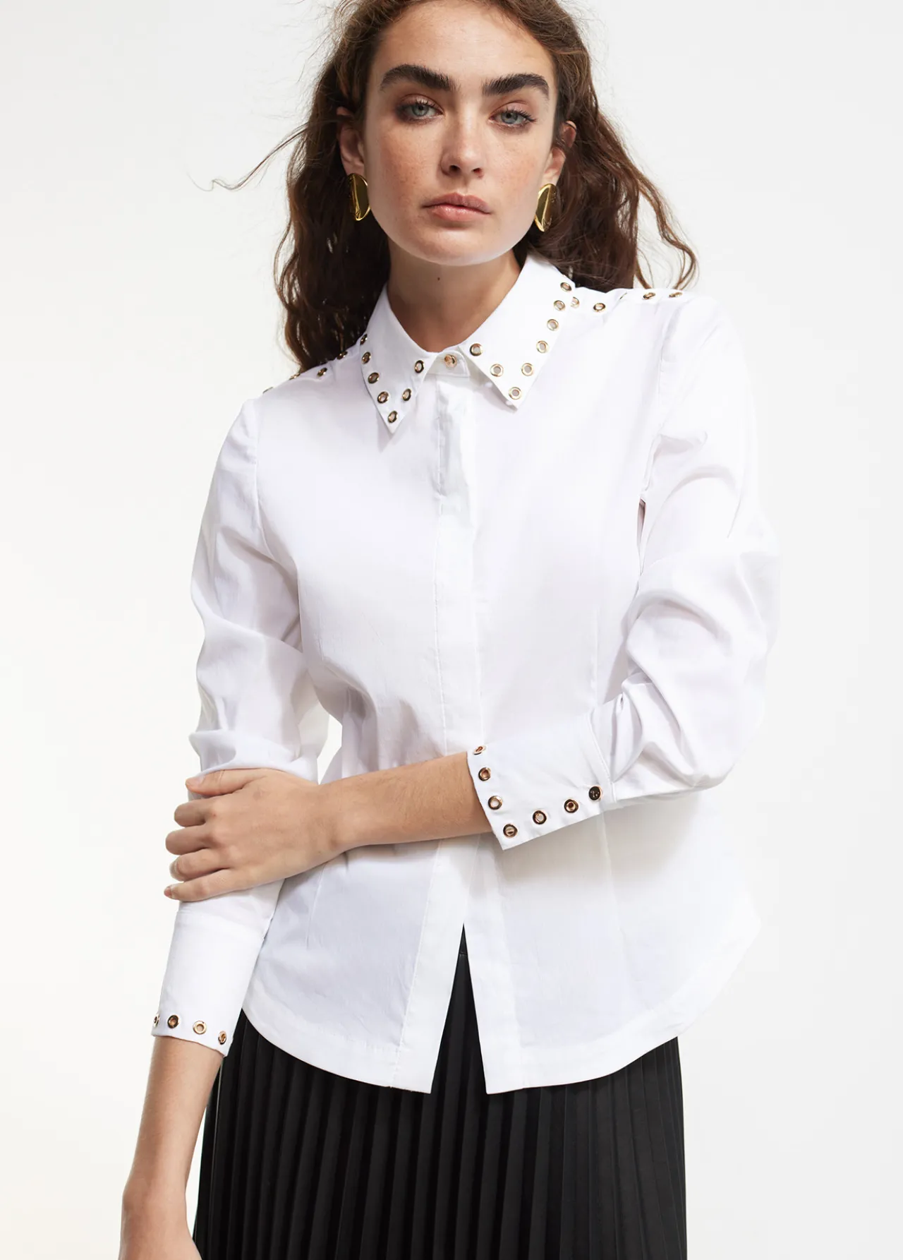 camisa_detalle_tachas_0.webp Lola Casademunt Camisas Y Blusas<Camisa detalle tachas BLANCO