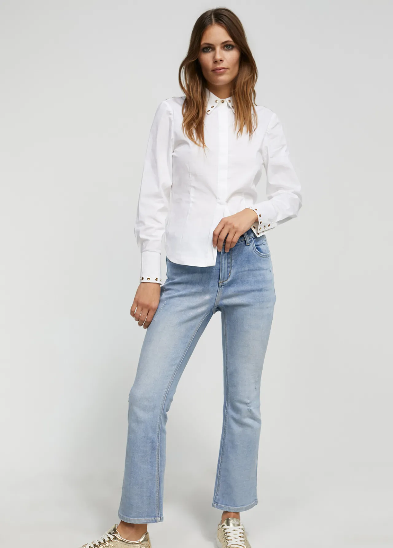 camisa_detalle_tachas_2.webp Lola Casademunt Camisas Y Blusas<Camisa detalle tachas BLANCO