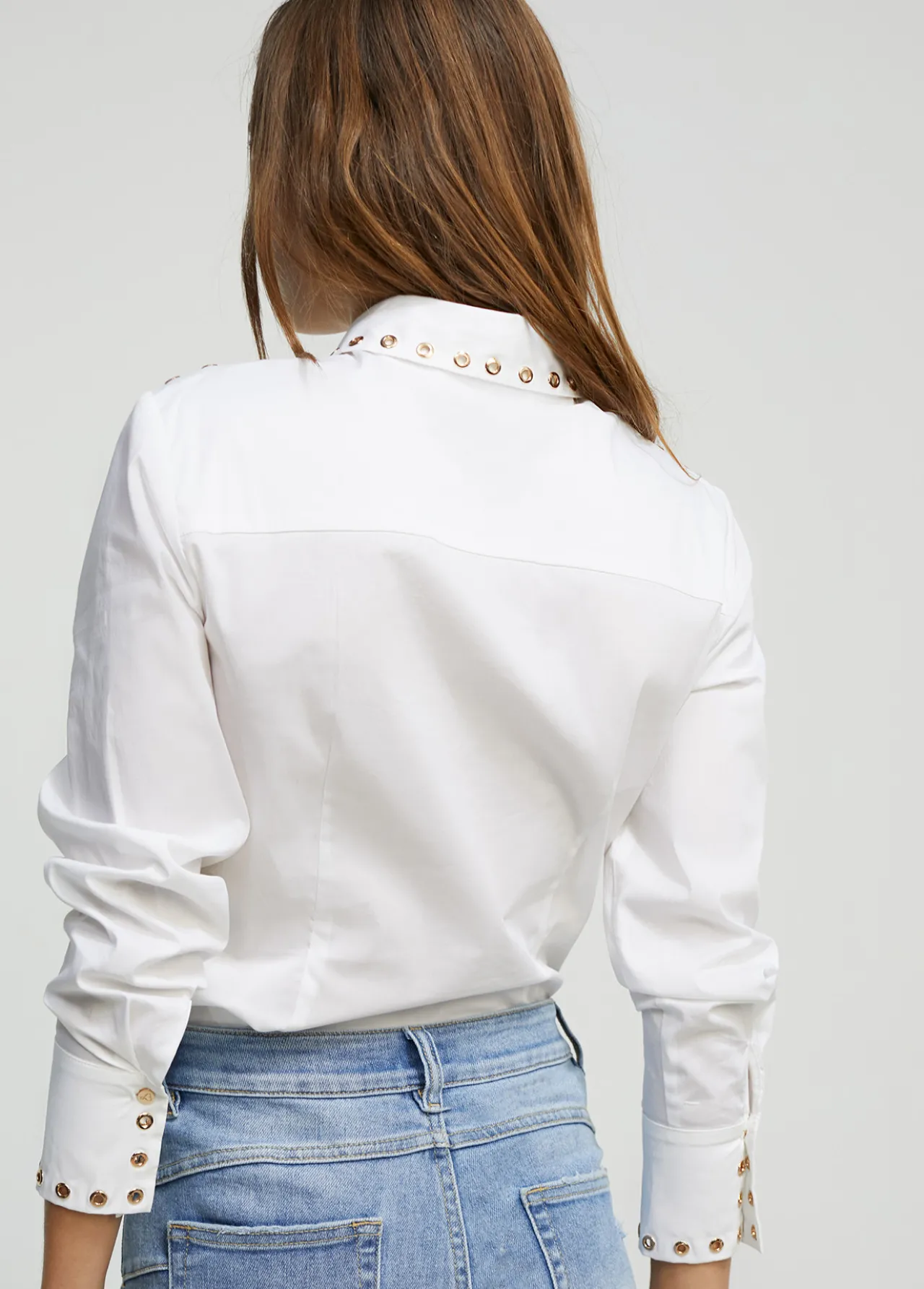 camisa_detalle_tachas_4.webp Lola Casademunt Camisas Y Blusas<Camisa detalle tachas BLANCO