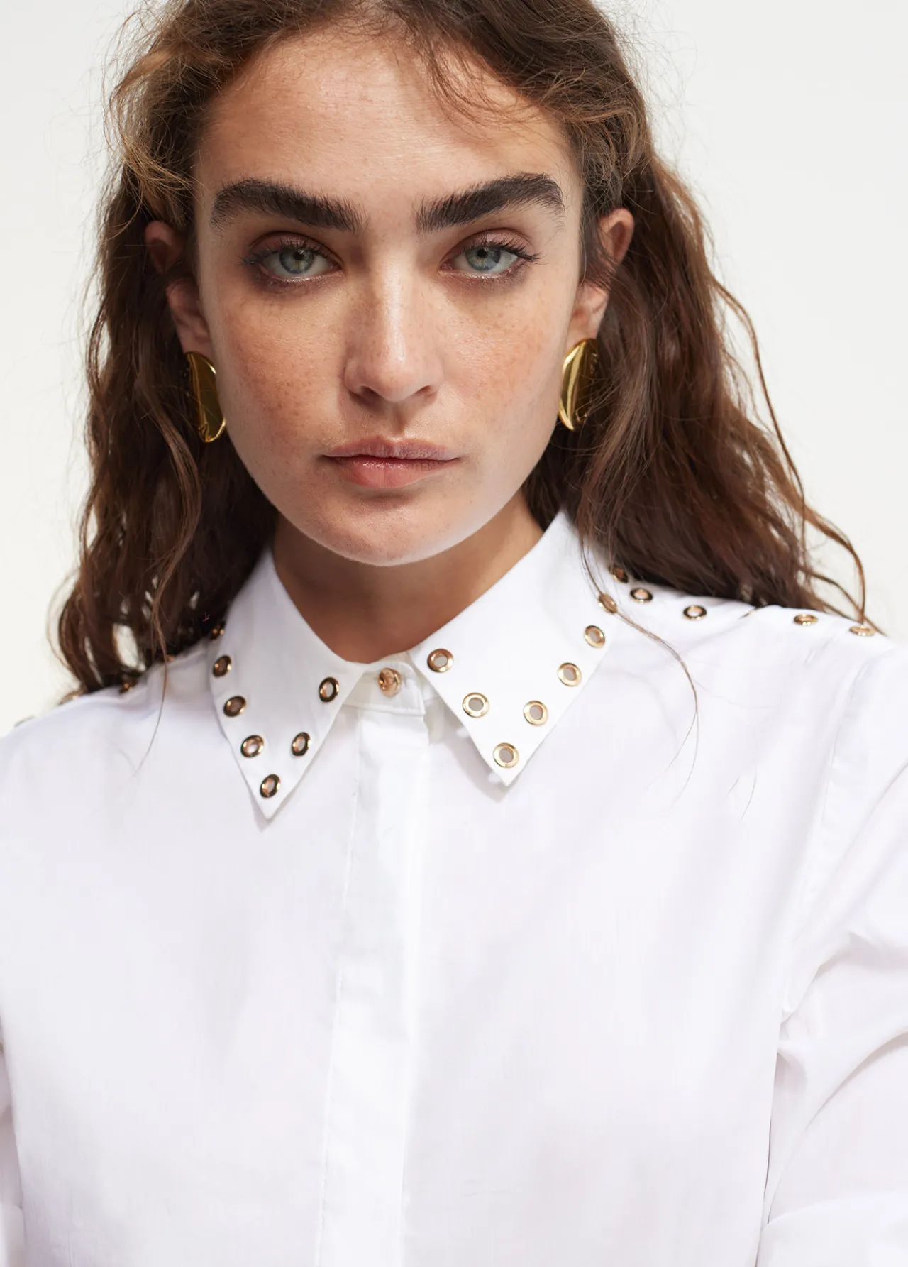 camisa_detalle_tachas_5.webp Lola Casademunt Camisas Y Blusas<Camisa detalle tachas BLANCO