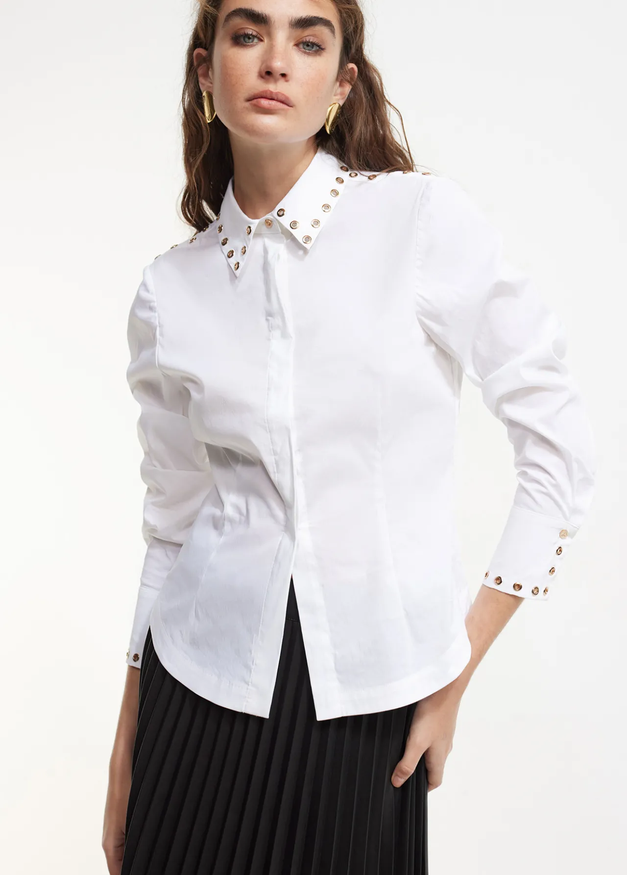 camisa_detalle_tachas_6.webp Lola Casademunt Camisas Y Blusas<Camisa detalle tachas BLANCO