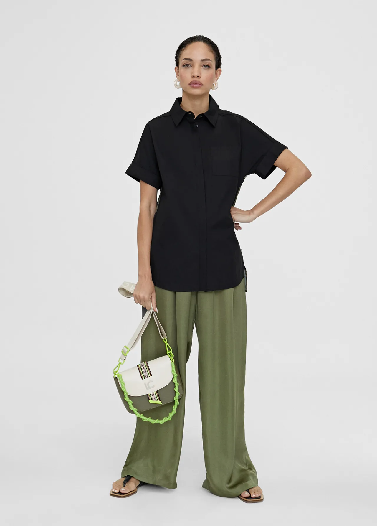camisa_estampado_espalda_1.webp Lola Casademunt Camisas Y Blusas<Camisa estampado espalda NEGRO-VERDE