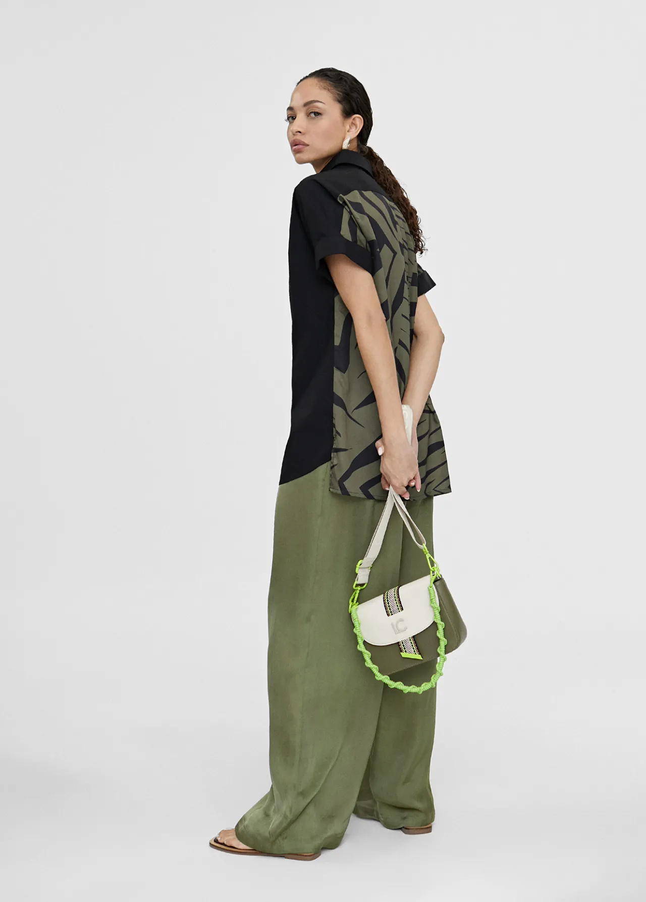 camisa_estampado_espalda_4.webp Lola Casademunt Camisas Y Blusas<Camisa estampado espalda NEGRO-VERDE
