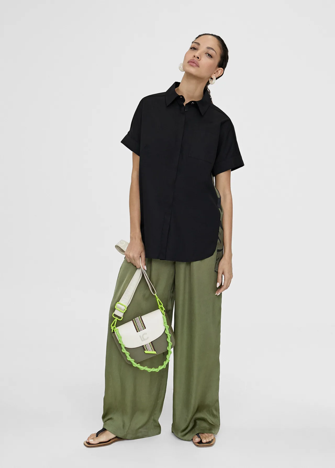 camisa_estampado_espalda_5.webp Lola Casademunt Camisas Y Blusas<Camisa estampado espalda NEGRO-VERDE