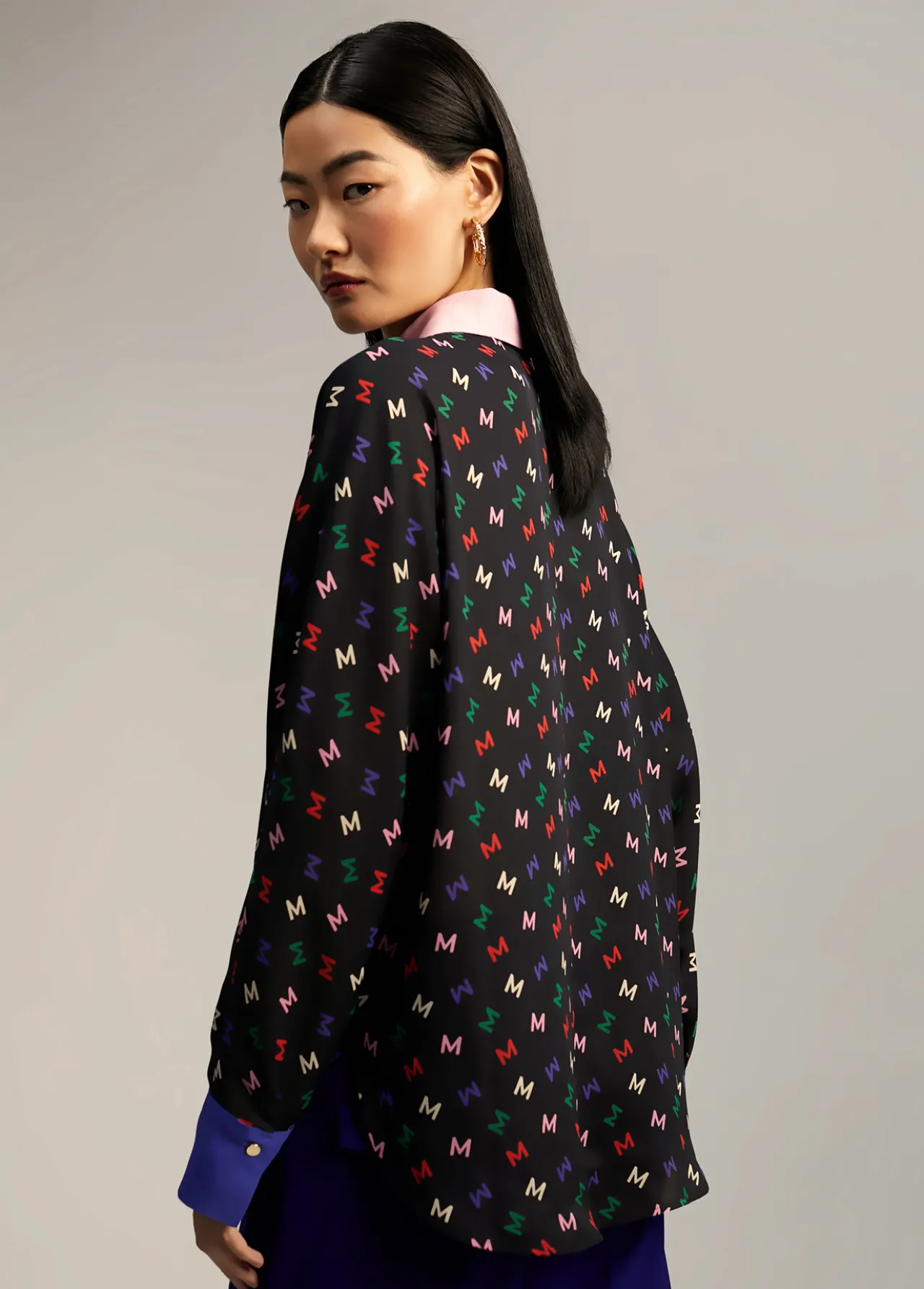 camisa_estampado_monograma_3.webp Lola Casademunt Camisas Y Blusas<Camisa estampado monograma NEGRO-MULTICOLO