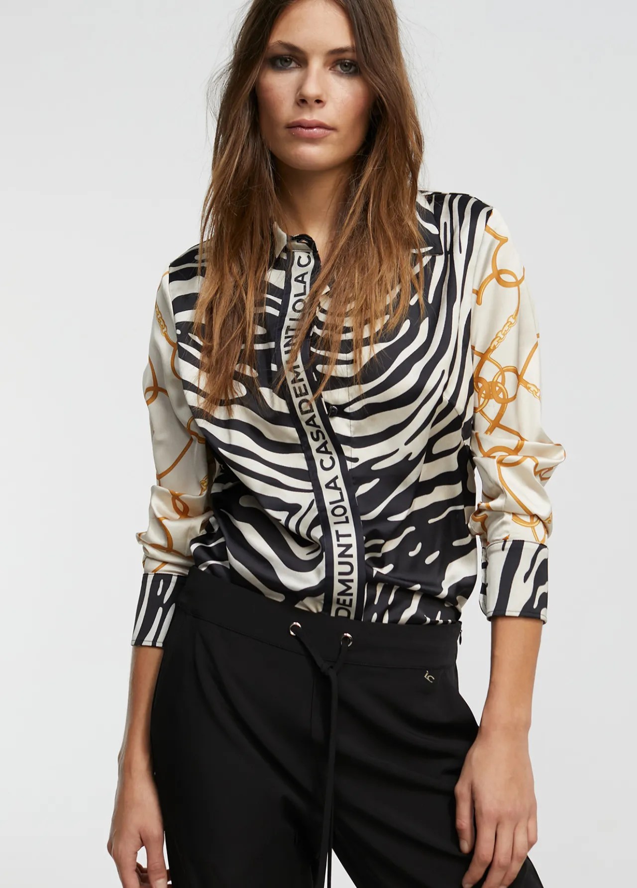 camisa_estampado_zebra_0.webp Lola Casademunt Animal Print | Camisas Y Blusas<Camisa estampado zebra NEGRO-CRUDO