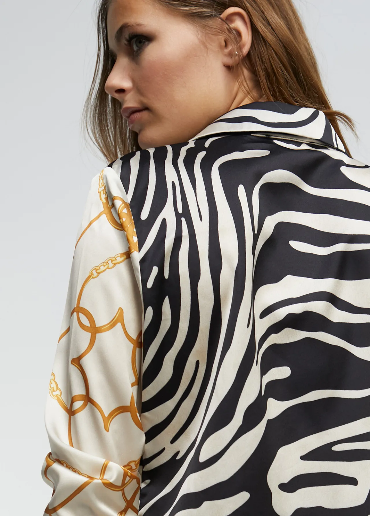 camisa_estampado_zebra_2.webp Lola Casademunt Animal Print | Camisas Y Blusas<Camisa estampado zebra NEGRO-CRUDO
