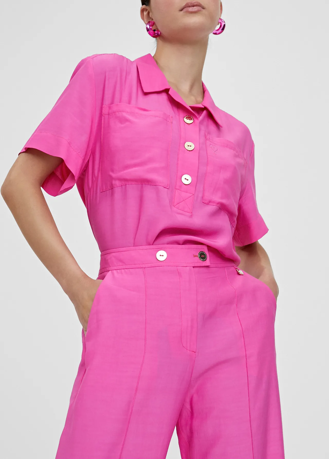 camisa_fluida_con_bolsillos_2.webp Lola Casademunt Camisas Y Blusas<Camisa fluida con bolsillos FUCSIA