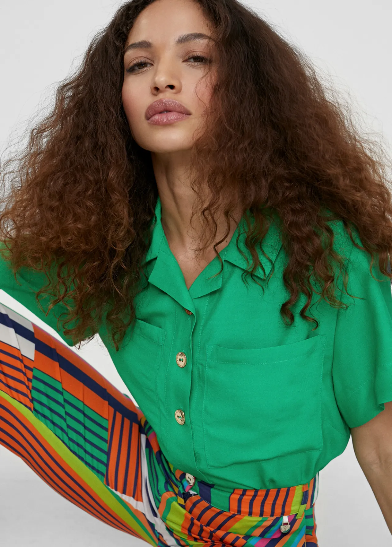 camisa_fluida_con_bolsillos_3-1.webp Lola Casademunt Camisas Y Blusas<Camisa fluida con bolsillos FUCSIA
