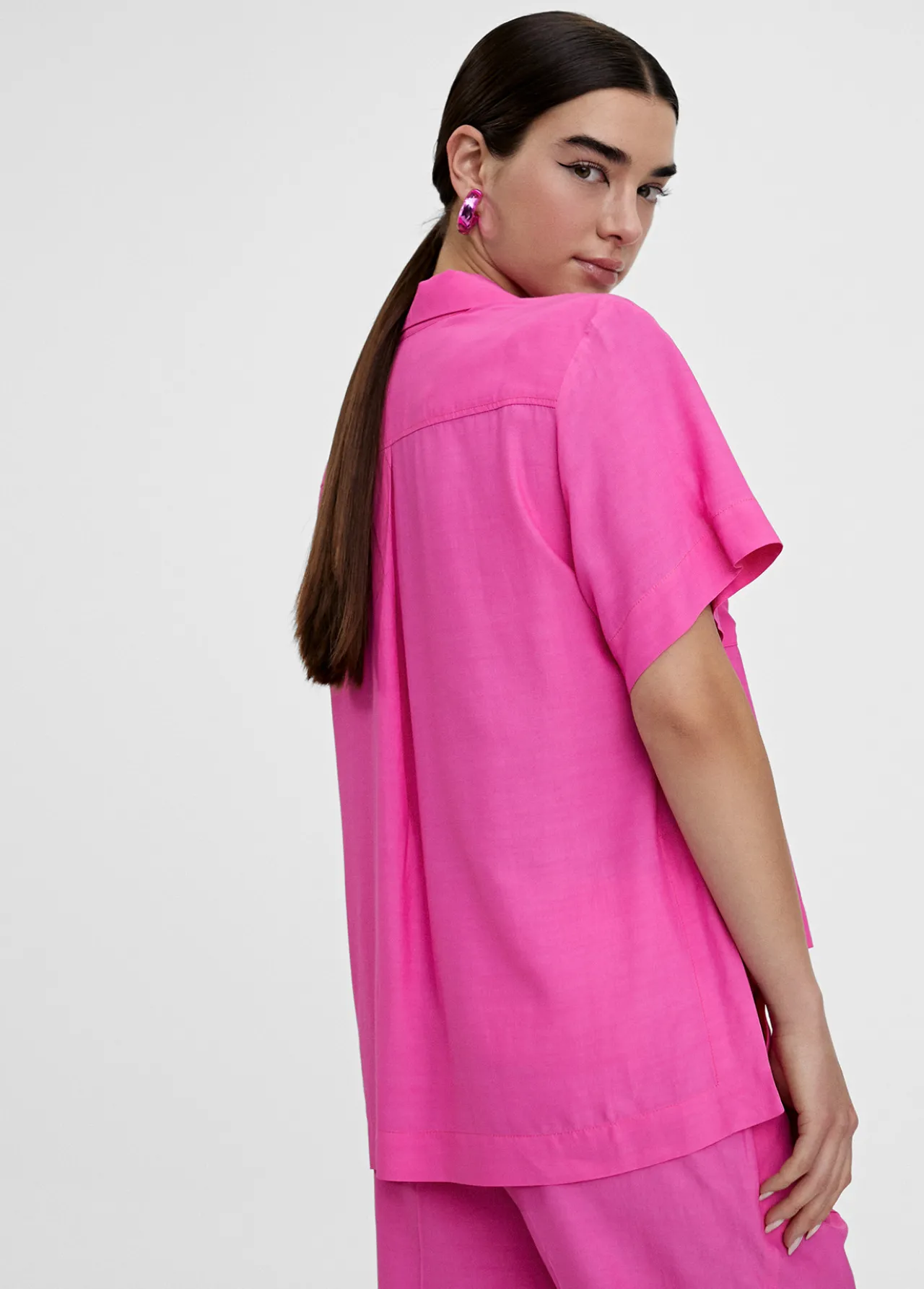 camisa_fluida_con_bolsillos_3.webp Lola Casademunt Camisas Y Blusas<Camisa fluida con bolsillos FUCSIA
