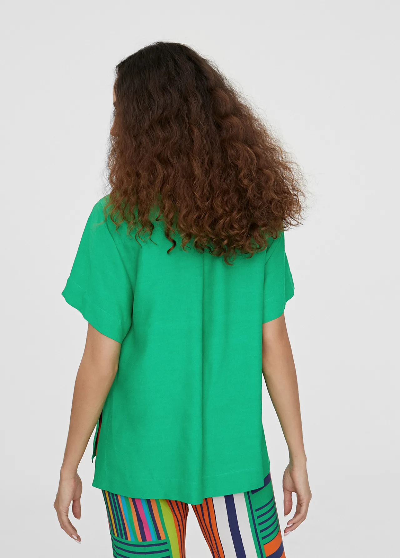 camisa_fluida_con_bolsillos_5-1.webp Lola Casademunt Camisas Y Blusas<Camisa fluida con bolsillos FUCSIA