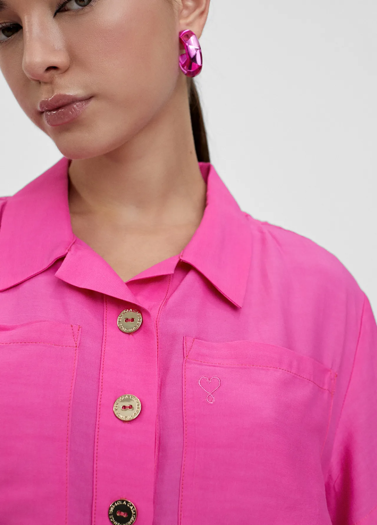 camisa_fluida_con_bolsillos_5.webp Lola Casademunt Camisas Y Blusas<Camisa fluida con bolsillos FUCSIA