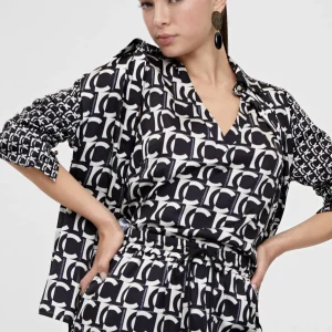 Lola Casademunt Camisas Y Blusas<Camisa fluida monograma NEGRO-BLANCO