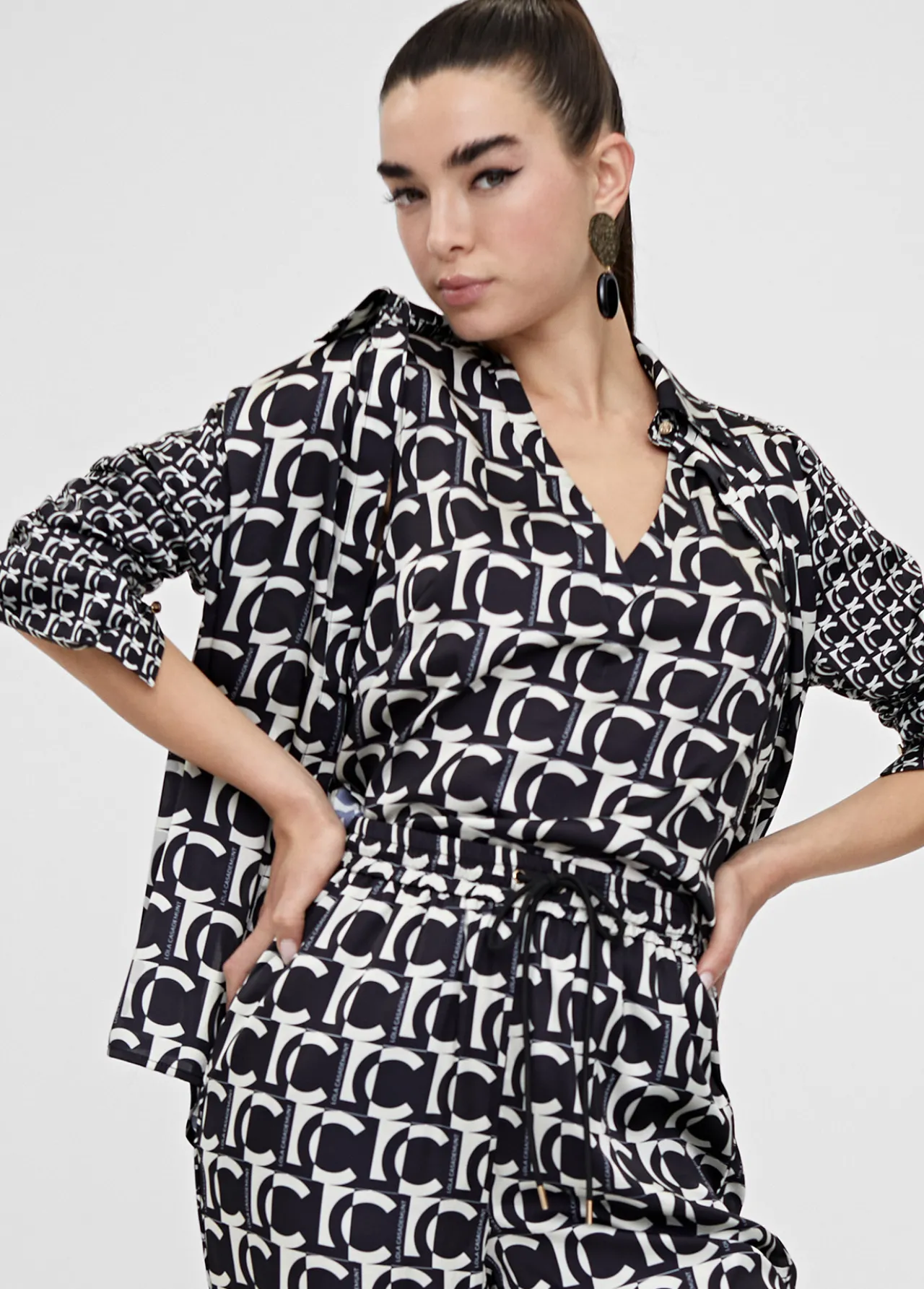 camisa_fluida_monograma_0.webp Lola Casademunt Camisas Y Blusas<Camisa fluida monograma NEGRO-BLANCO