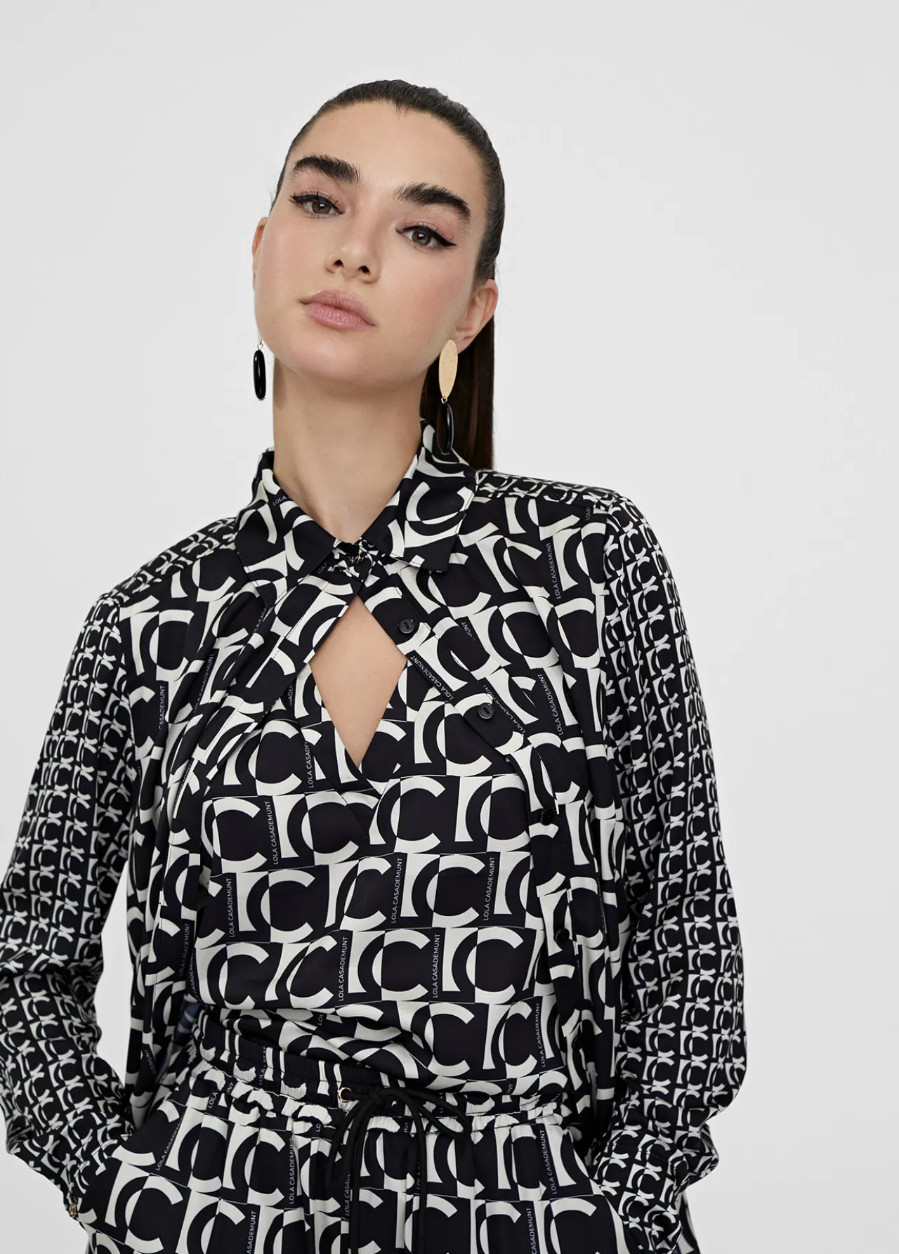 camisa_fluida_monograma_1.webp Lola Casademunt Camisas Y Blusas<Camisa fluida monograma NEGRO-BLANCO