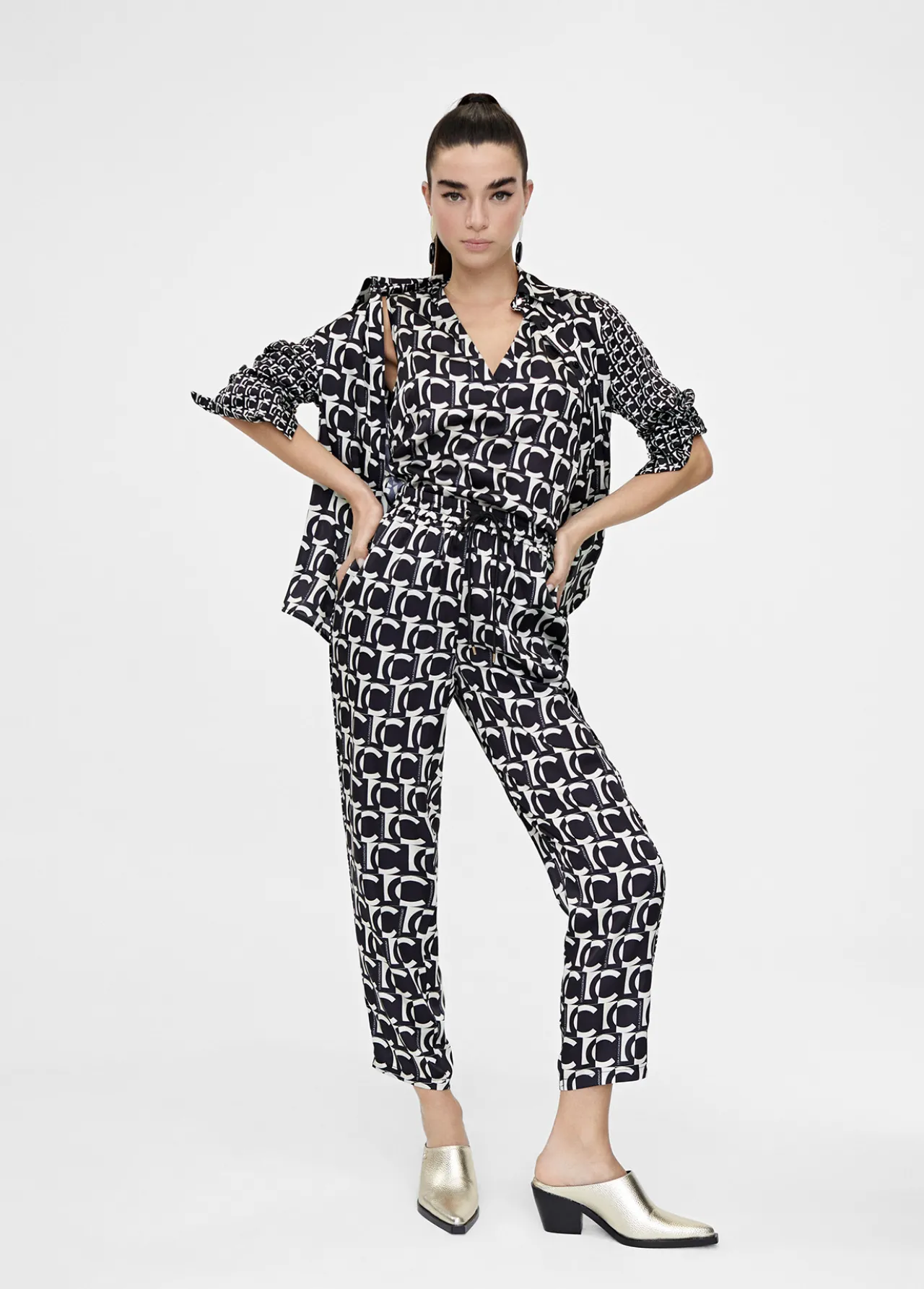 camisa_fluida_monograma_2.webp Lola Casademunt Camisas Y Blusas<Camisa fluida monograma NEGRO-BLANCO