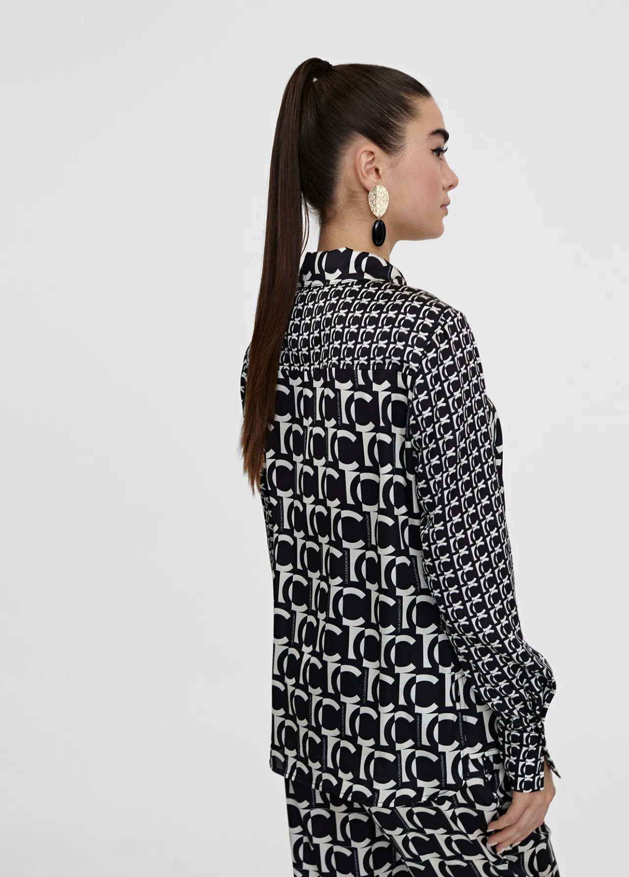 camisa_fluida_monograma_3.webp Lola Casademunt Camisas Y Blusas<Camisa fluida monograma NEGRO-BLANCO
