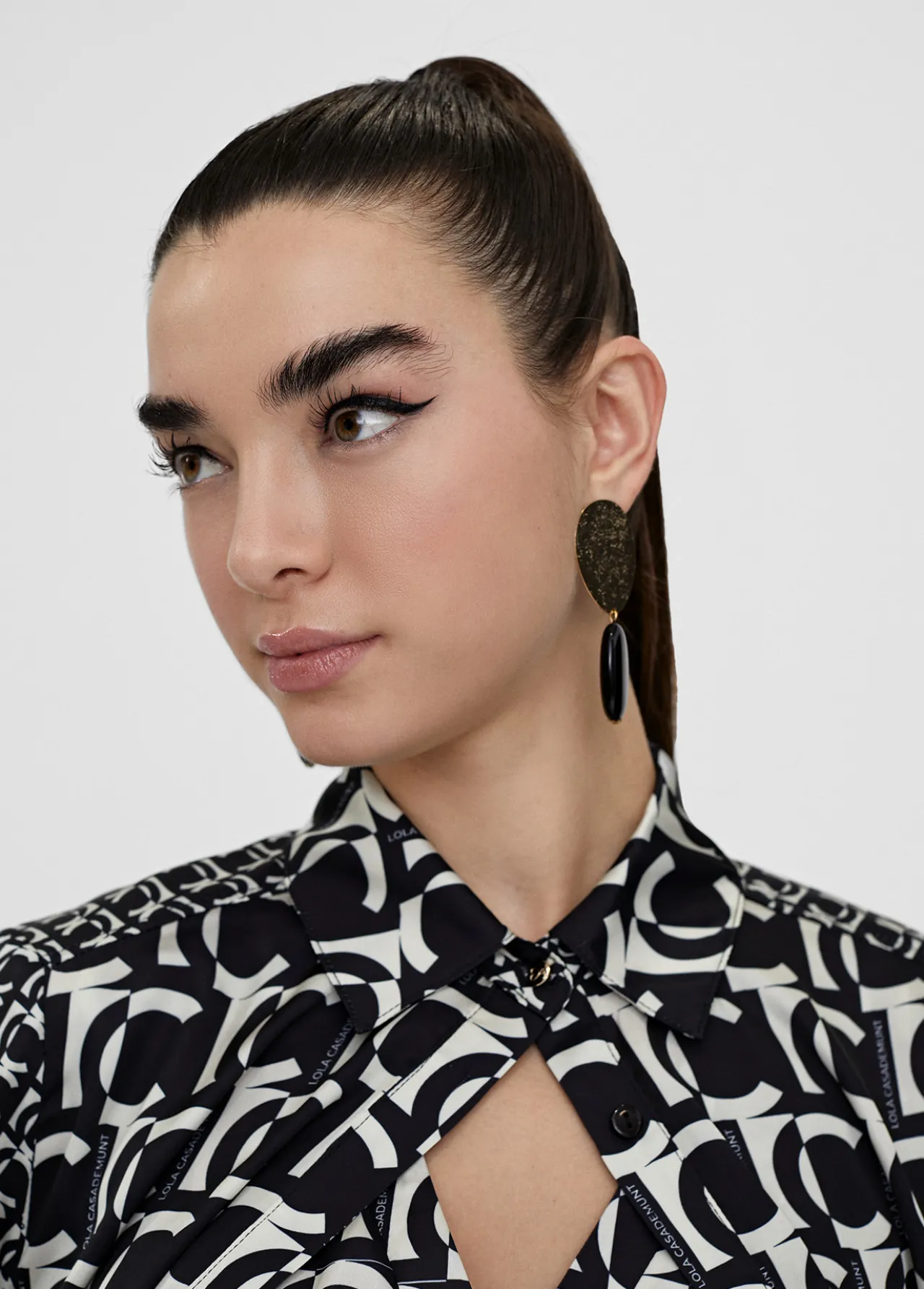 camisa_fluida_monograma_6.webp Lola Casademunt Camisas Y Blusas<Camisa fluida monograma NEGRO-BLANCO
