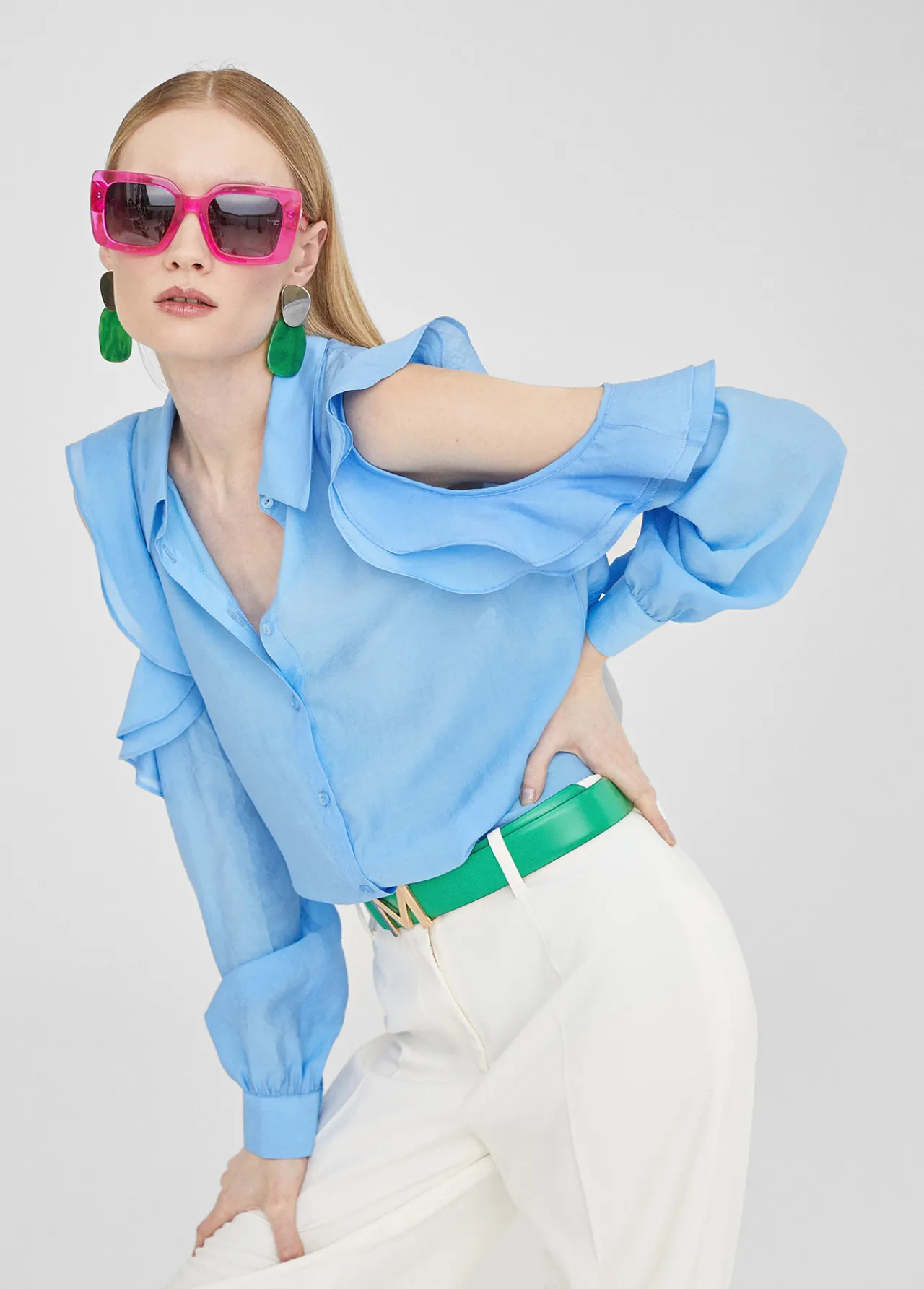 camisa_hombros_descubiertos_1.webp Lola Casademunt Camisas Y Blusas<Camisa hombros descubiertos AZULELECTRICO
