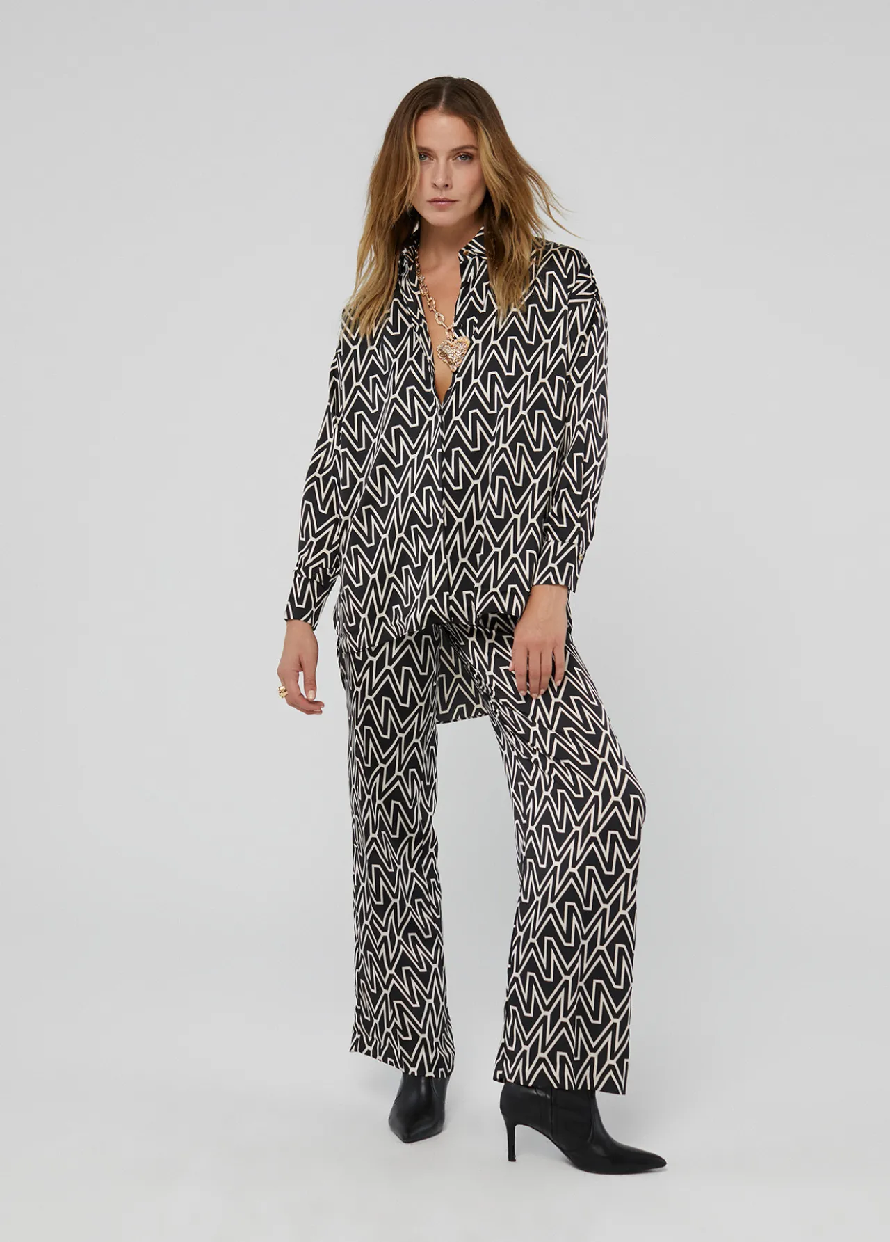camisa_larga_monograma_1.webp Lola Casademunt Camisas Y Blusas<Camisa larga monograma NEGRO-CRUDO