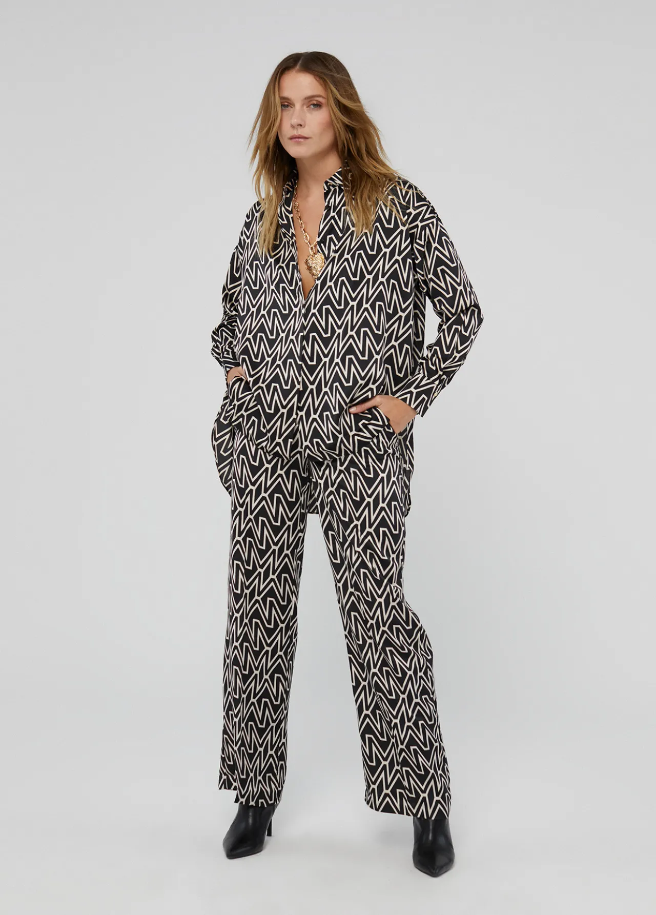 camisa_larga_monograma_4.webp Lola Casademunt Camisas Y Blusas<Camisa larga monograma NEGRO-CRUDO