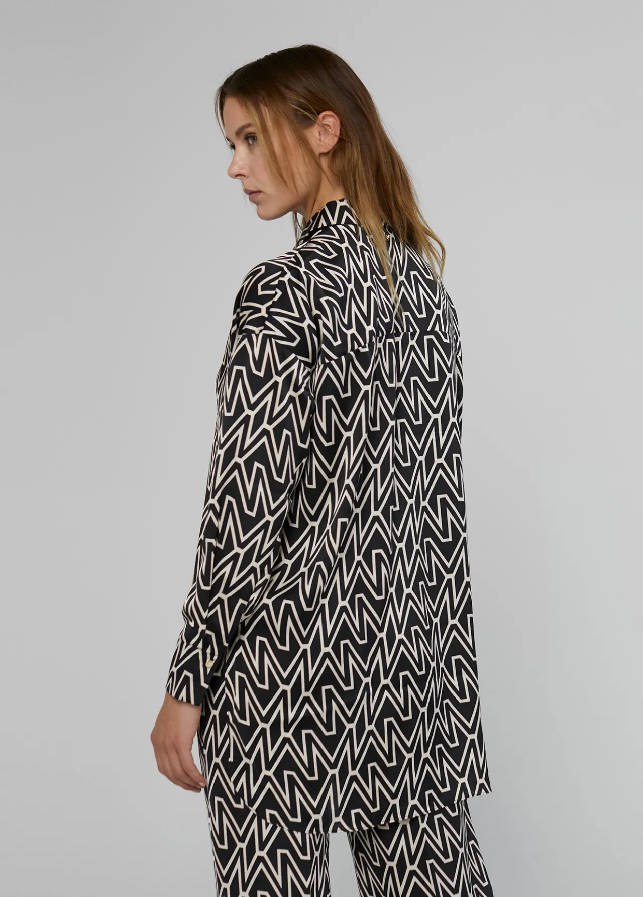 camisa_larga_monograma_5.webp Lola Casademunt Camisas Y Blusas<Camisa larga monograma NEGRO-CRUDO