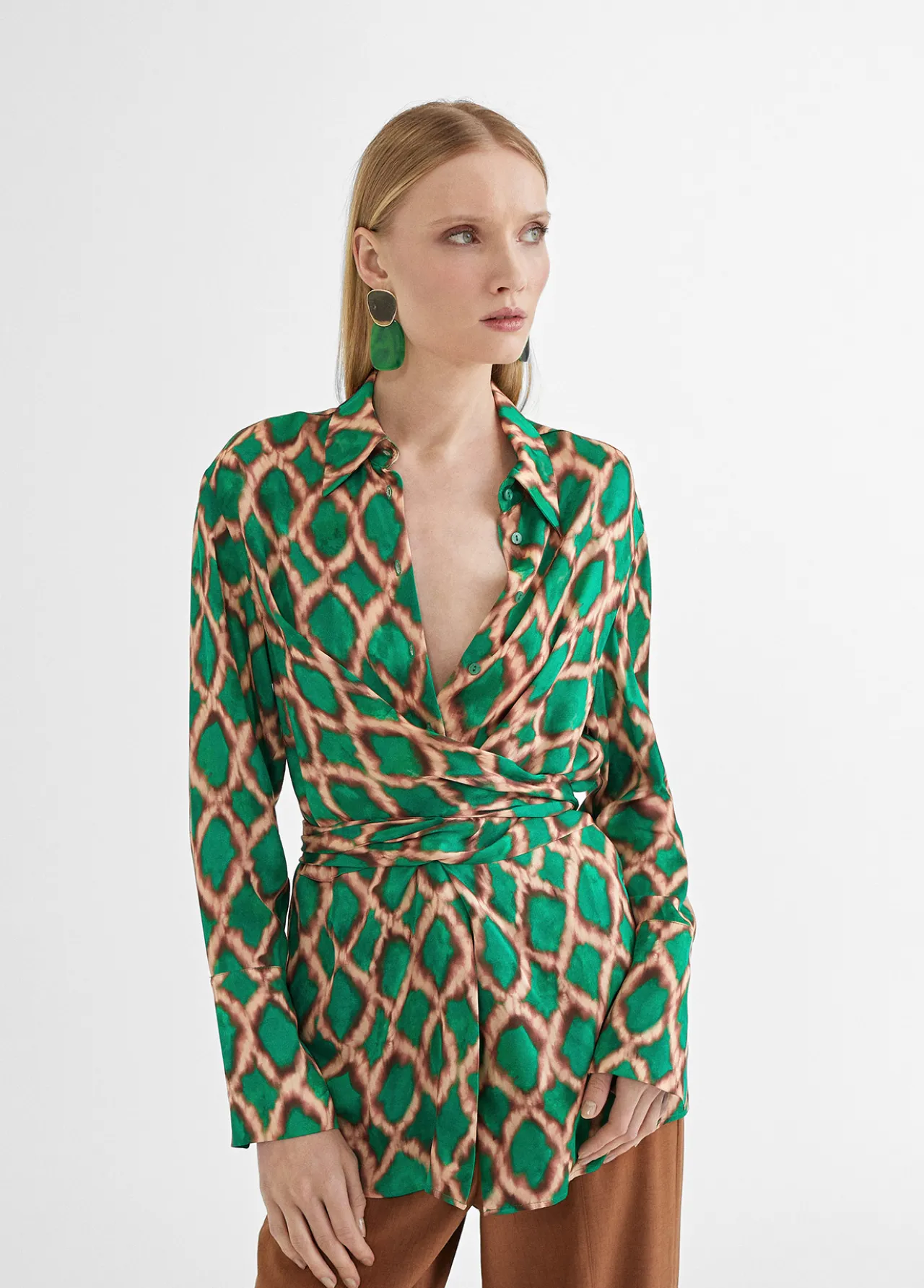 camisa_lazada_1.webp Lola Casademunt Camisas Y Blusas<Camisa lazada VERDE-MARRON