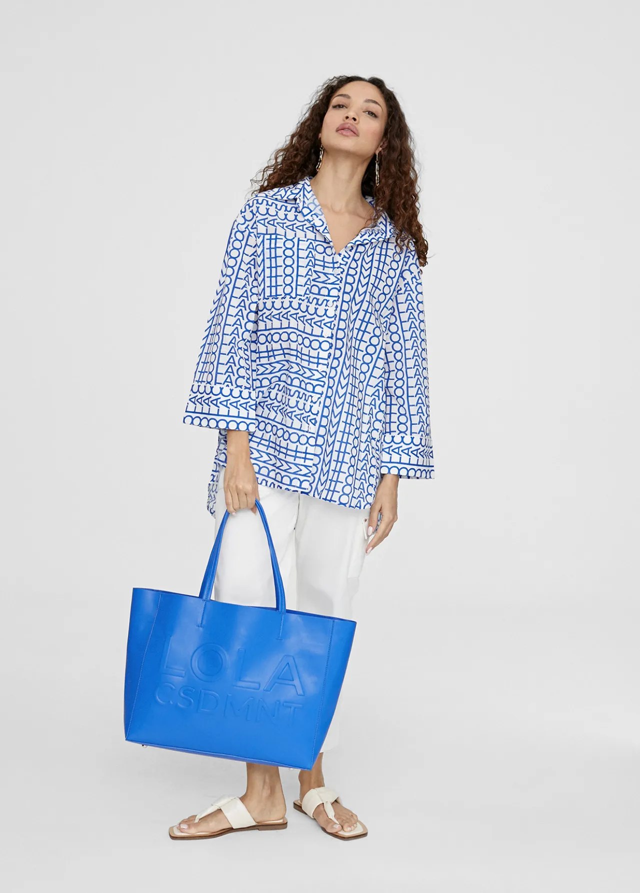 camisa_logomania_0.webp Lola Casademunt Camisas Y Blusas<Camisa logomania AZULELECTRICO