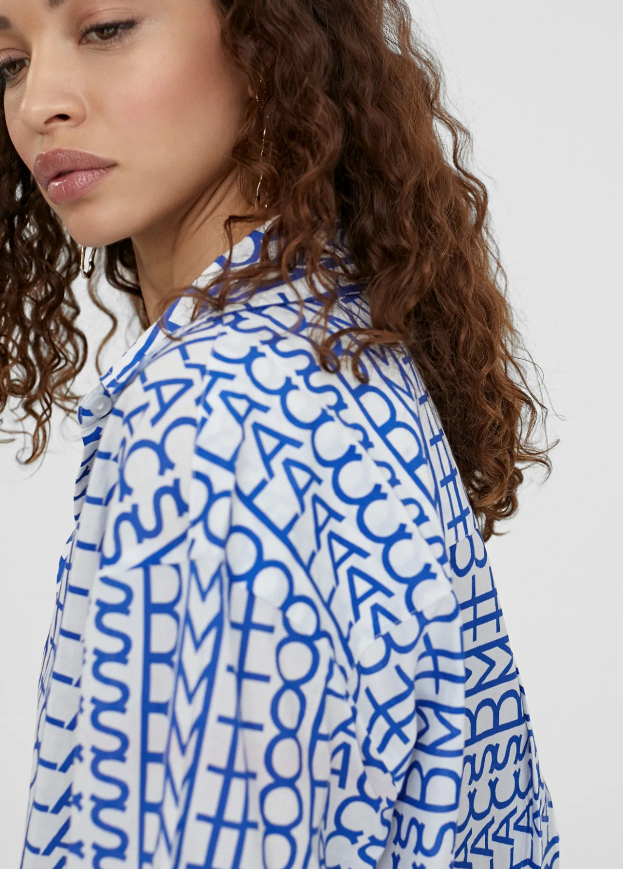 camisa_logomania_1.webp Lola Casademunt Camisas Y Blusas<Camisa logomania AZULELECTRICO