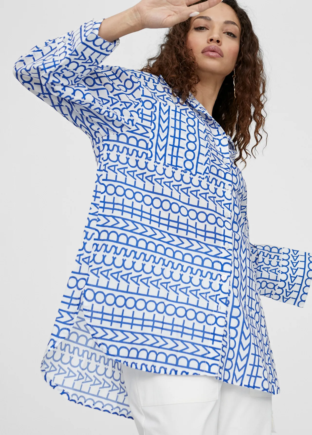 camisa_logomania_2.webp Lola Casademunt Camisas Y Blusas<Camisa logomania AZULELECTRICO