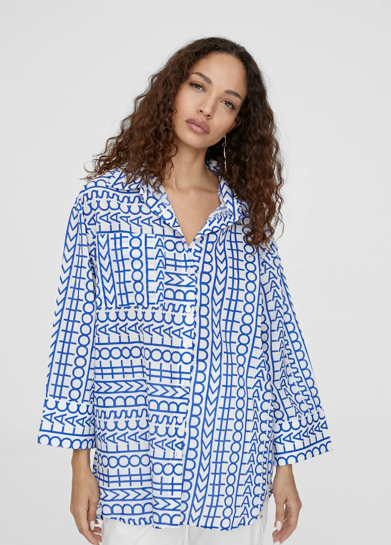camisa_logomania_3.webp Lola Casademunt Camisas Y Blusas<Camisa logomania AZULELECTRICO
