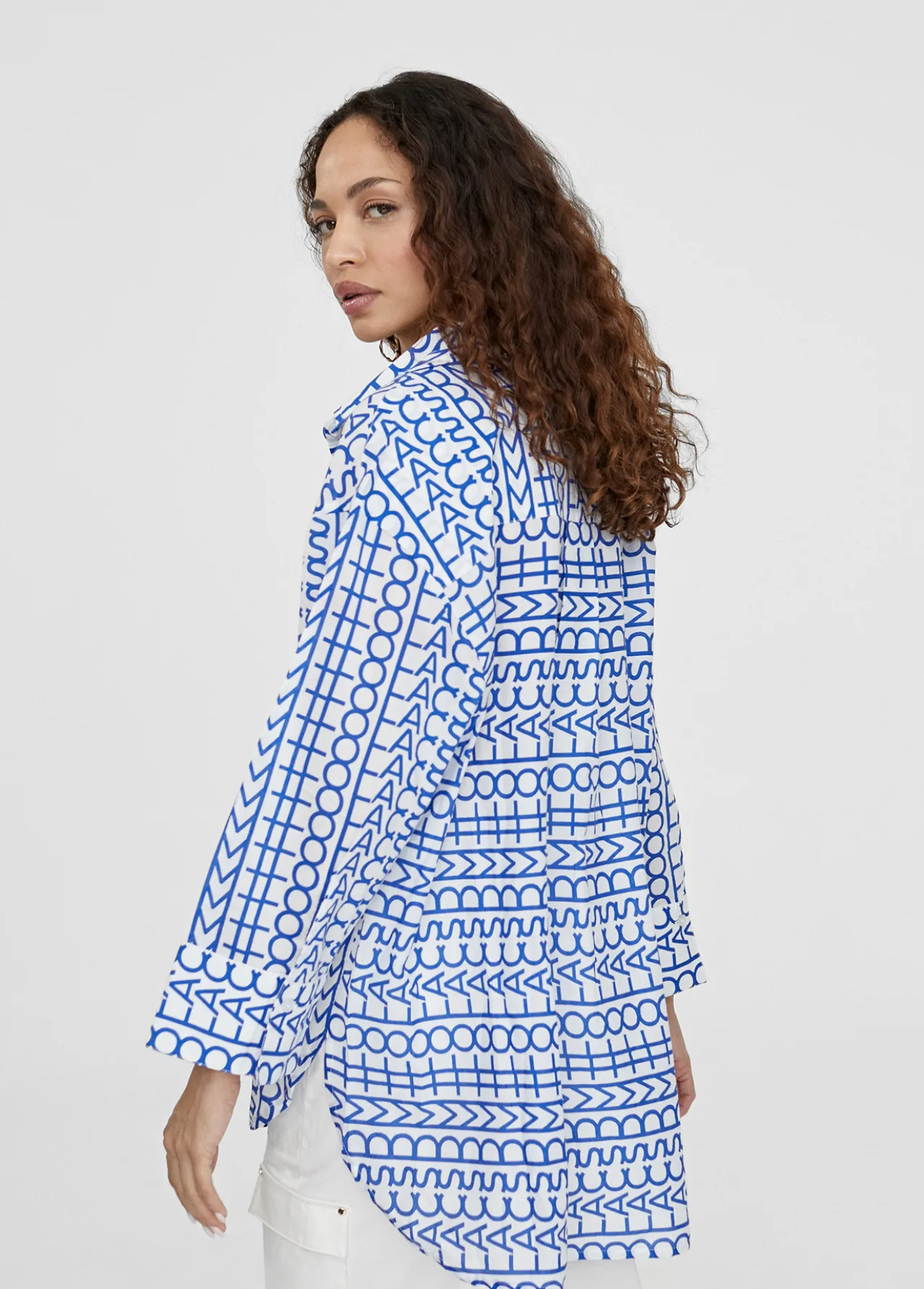 camisa_logomania_4.webp Lola Casademunt Camisas Y Blusas<Camisa logomania AZULELECTRICO