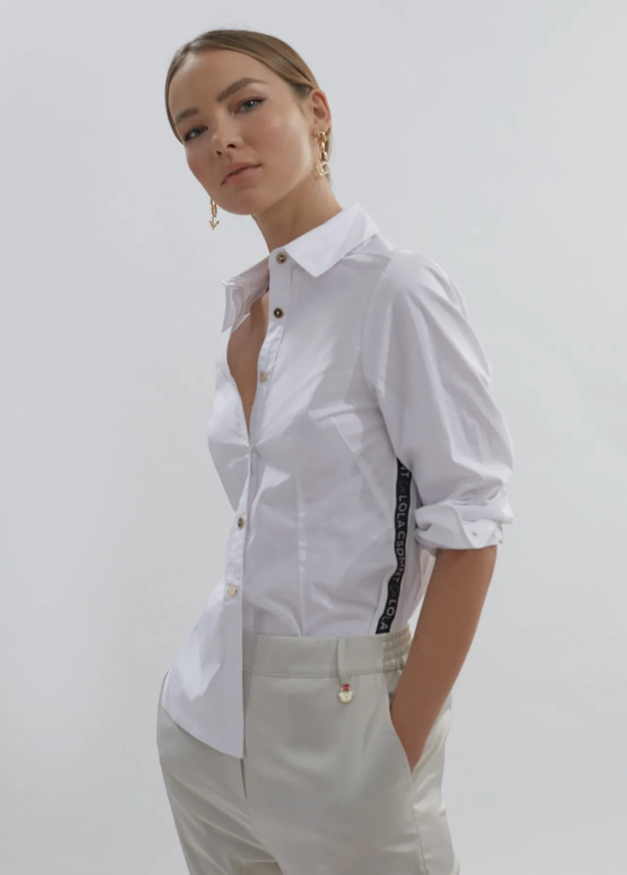 camisa_logotipada_detalle_cinta__coleccin_lola__lola_casademunt_0.webp Lola Casademunt Camisas Y Blusas<Camisa logotipada detalle cinta | COLECCIÓN LOLA | Lola Casademunt BLANCO