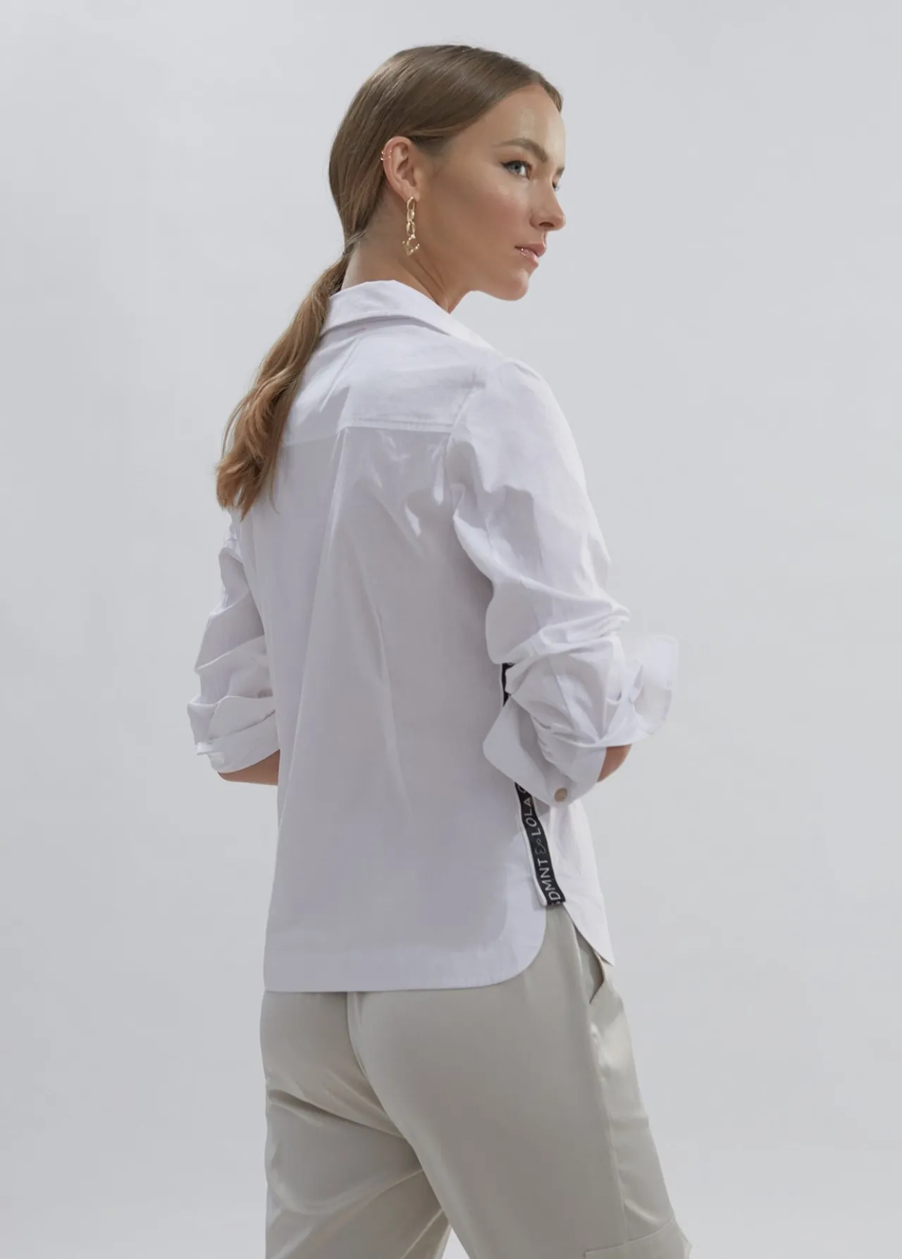 camisa_logotipada_detalle_cinta__coleccin_lola__lola_casademunt_1.webp Lola Casademunt Camisas Y Blusas<Camisa logotipada detalle cinta | COLECCIÓN LOLA | Lola Casademunt BLANCO