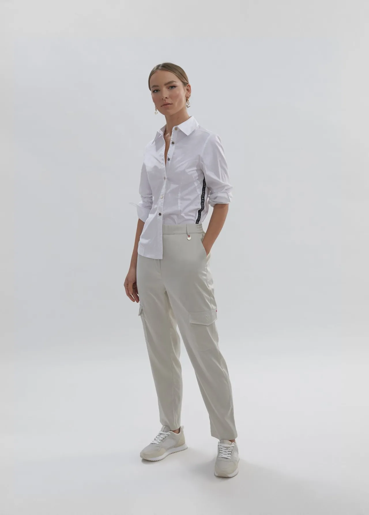camisa_logotipada_detalle_cinta__coleccin_lola__lola_casademunt_3.webp Lola Casademunt Camisas Y Blusas<Camisa logotipada detalle cinta | COLECCIÓN LOLA | Lola Casademunt BLANCO