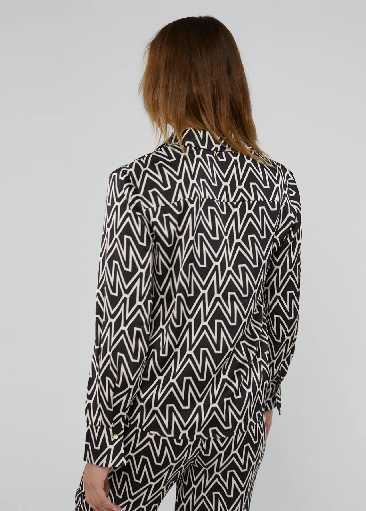 camisa_monograma_m_5.webp Lola Casademunt Camisas Y Blusas<Camisa monograma M NEGRO-CRUDO