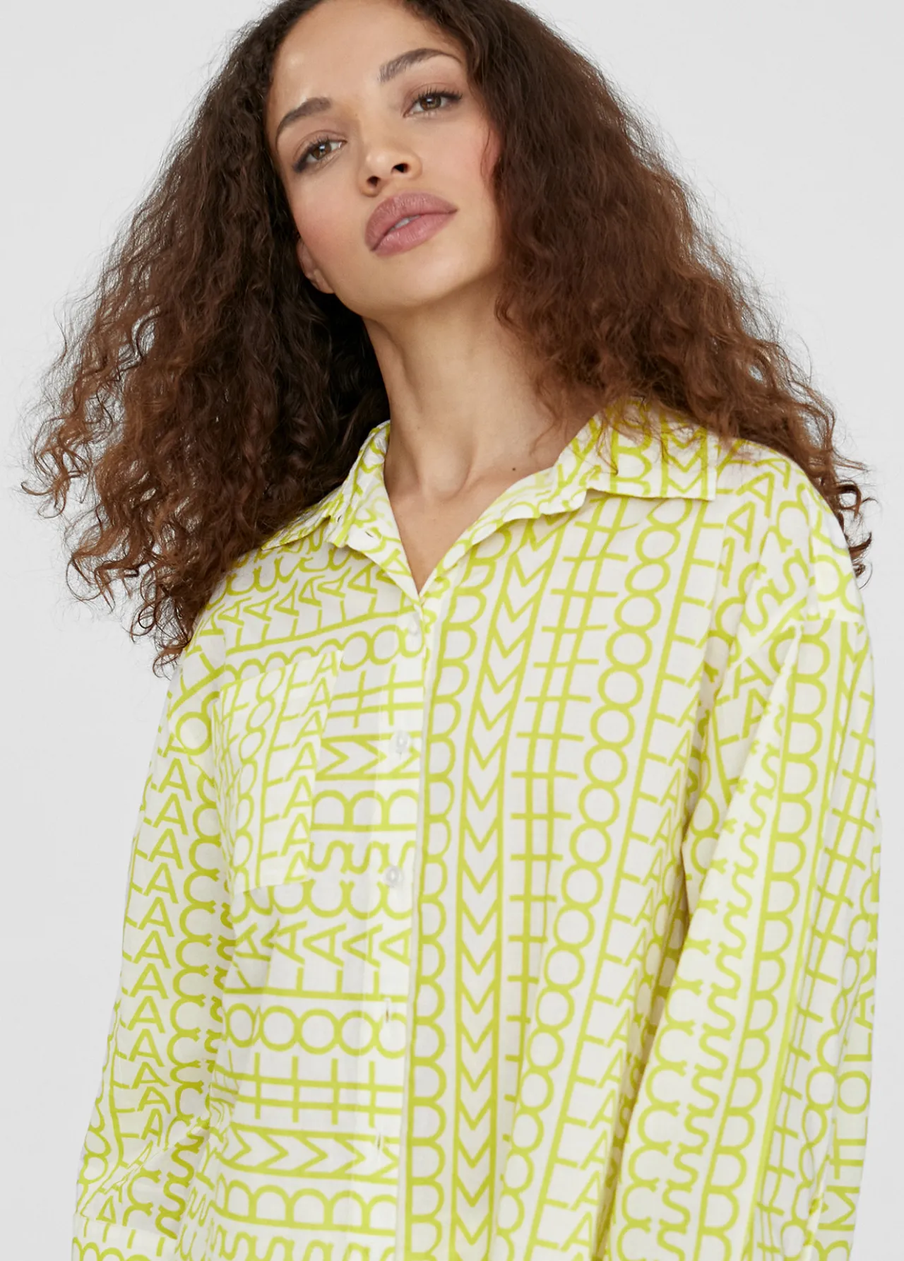 camisa_oversize_logomania_2.webp Lola Casademunt Camisas Y Blusas<Camisa oversize logomania AZULELECTRICO