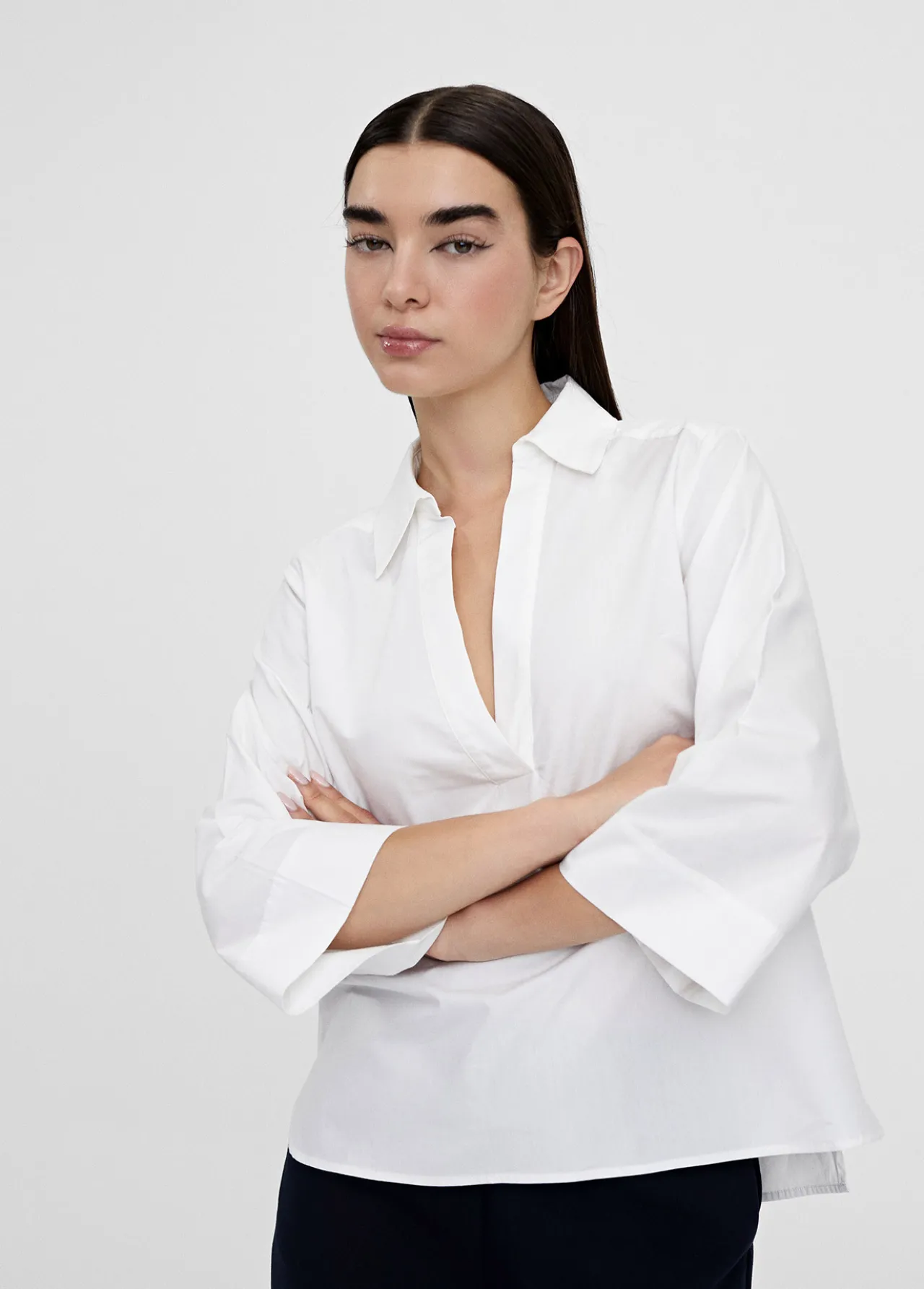 camisa_pico_manga_acampanada_2.webp Lola Casademunt Camisas Y Blusas<Camisa pico manga acampanada BLANCO