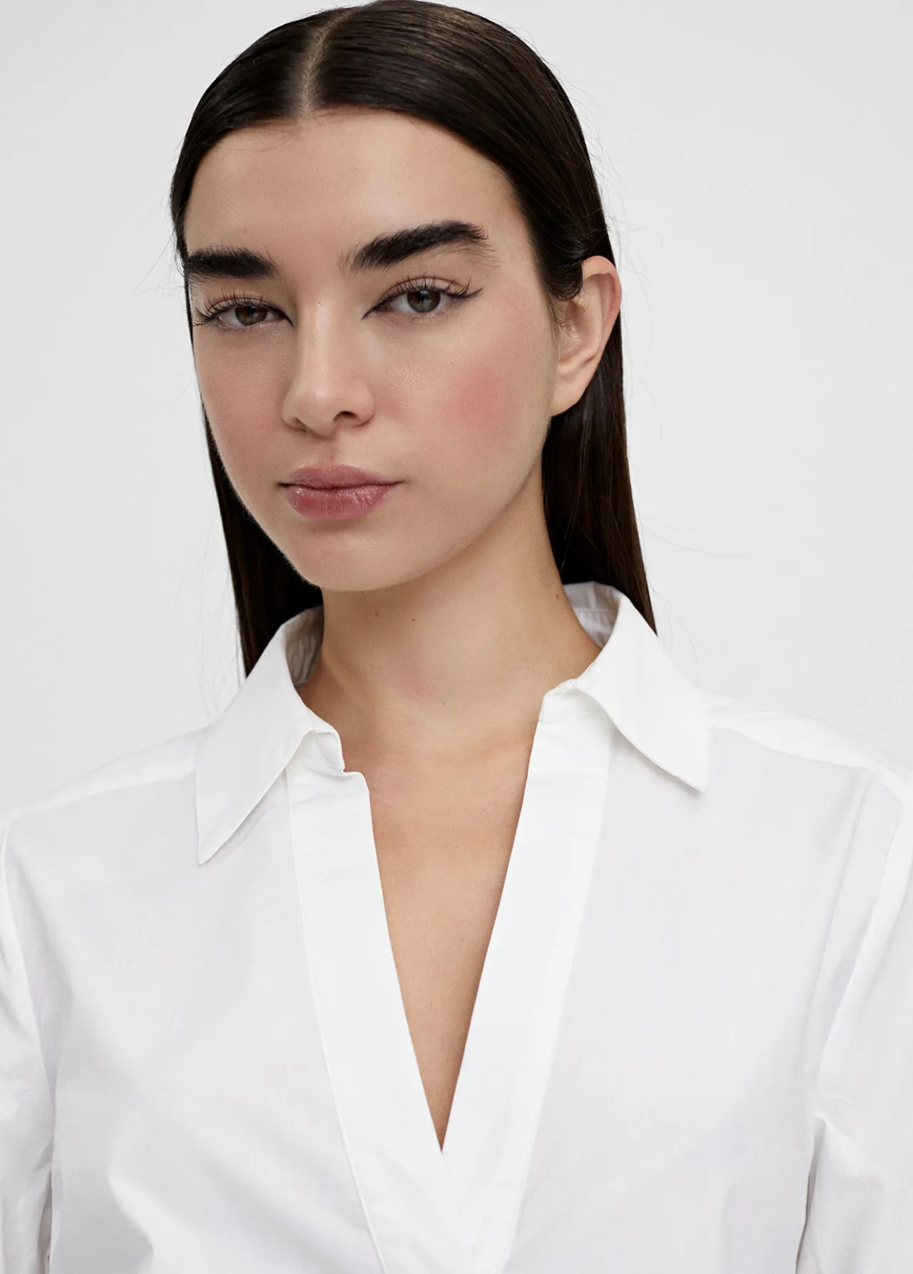 camisa_pico_manga_acampanada_3.webp Lola Casademunt Camisas Y Blusas<Camisa pico manga acampanada BLANCO