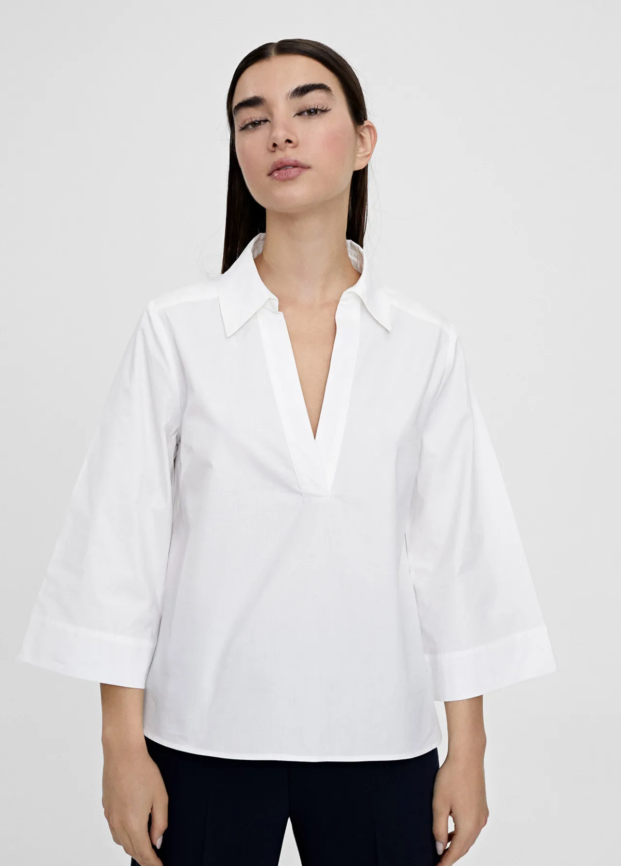 camisa_pico_manga_acampanada_5.webp Lola Casademunt Camisas Y Blusas<Camisa pico manga acampanada BLANCO