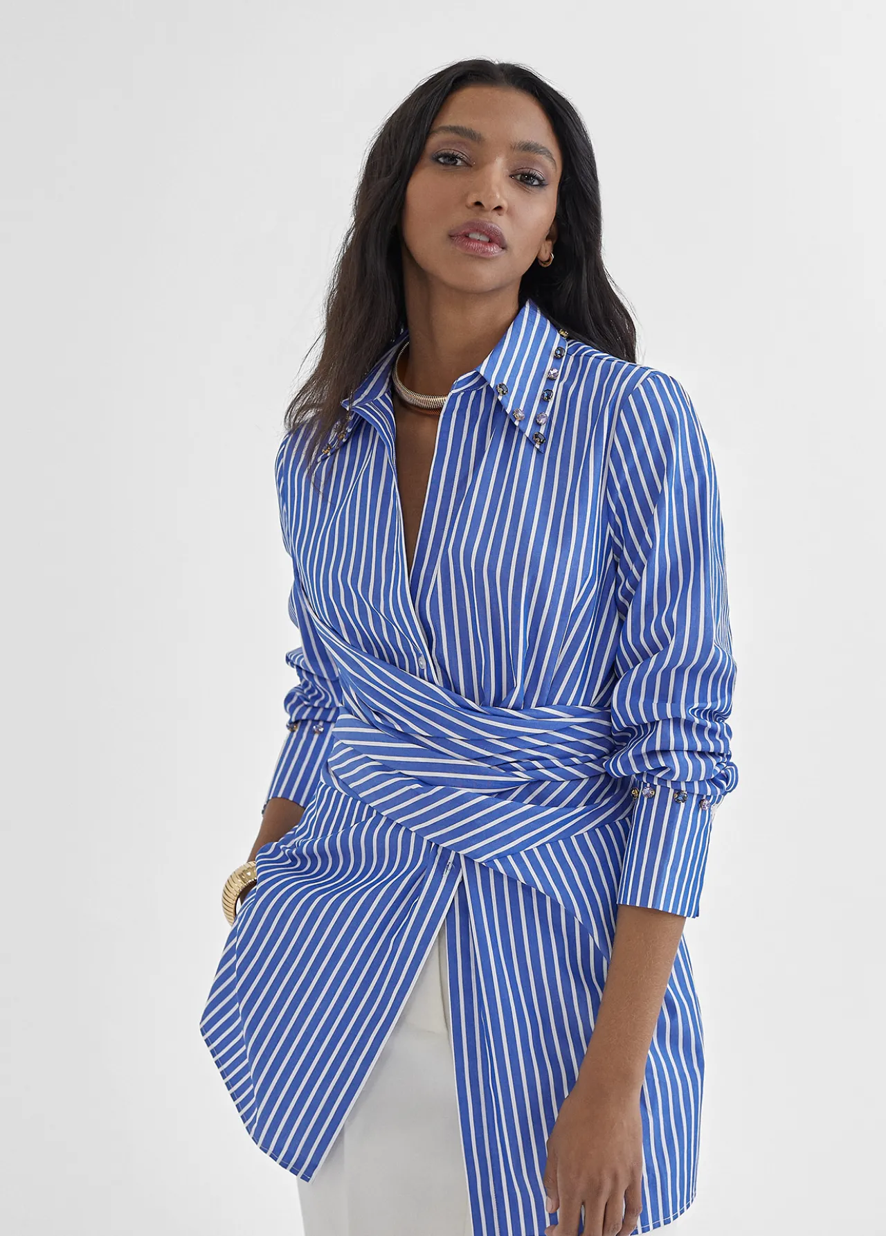 camisa_rayas_detalle_joyas_2.webp Lola Casademunt Camisas Y Blusas<Camisa rayas detalle joyas AZUL-BLANCO