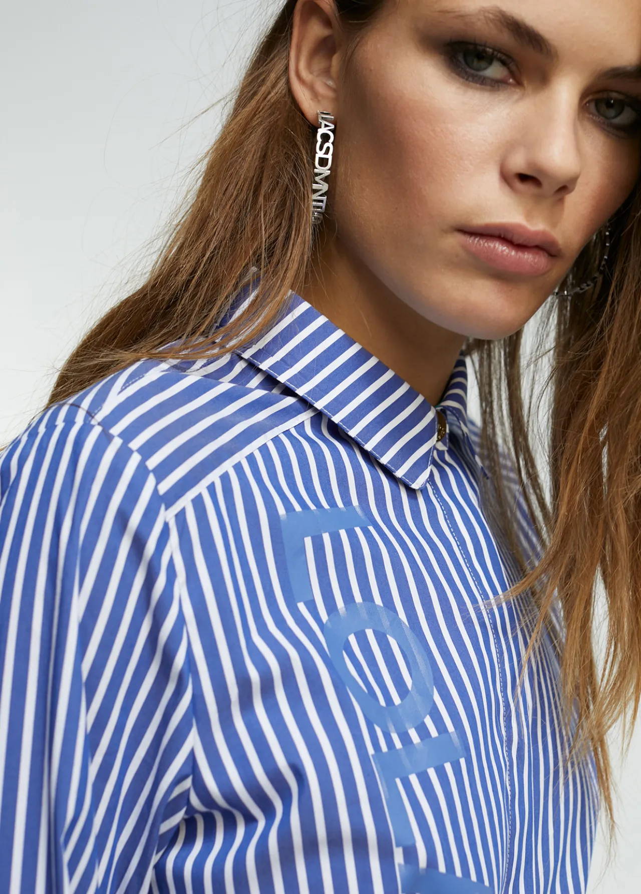 camisa_rayas_logo_1.webp Lola Casademunt Camisas Y Blusas<Camisa rayas logo AZUL-BLANCO